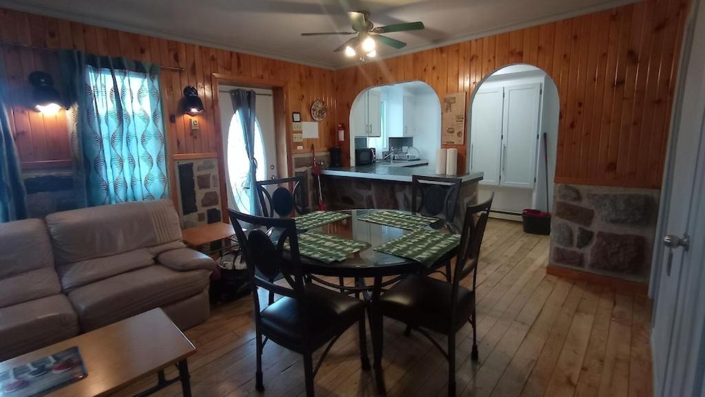 Chalet à Louer à Saint-zénon, Dans Lanaudière, Bord du lac