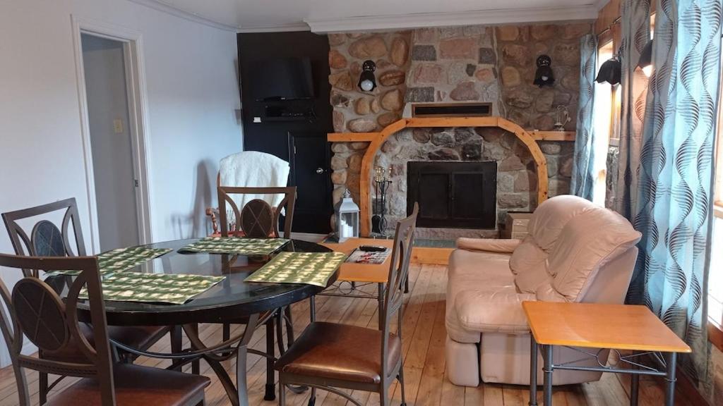Chalet à Louer à Saint-zénon, Dans Lanaudière, Bord du lac