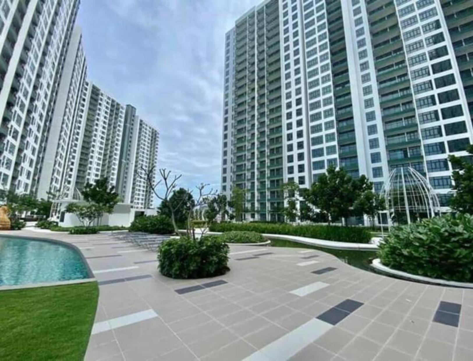 HomeNest JB City Poolview suite by Cozy Home