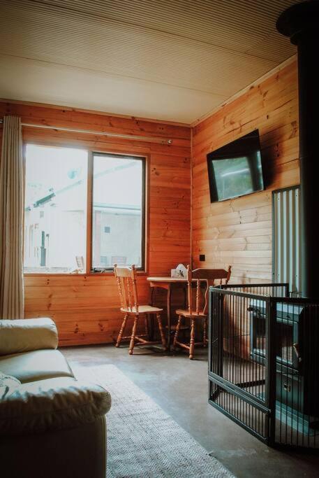 Three Little Pigs Escape - Main and Cabin - OFF GRID property