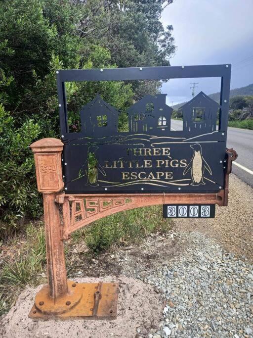 Three Little Pigs Escape - Main and Cabin - OFF GRID property