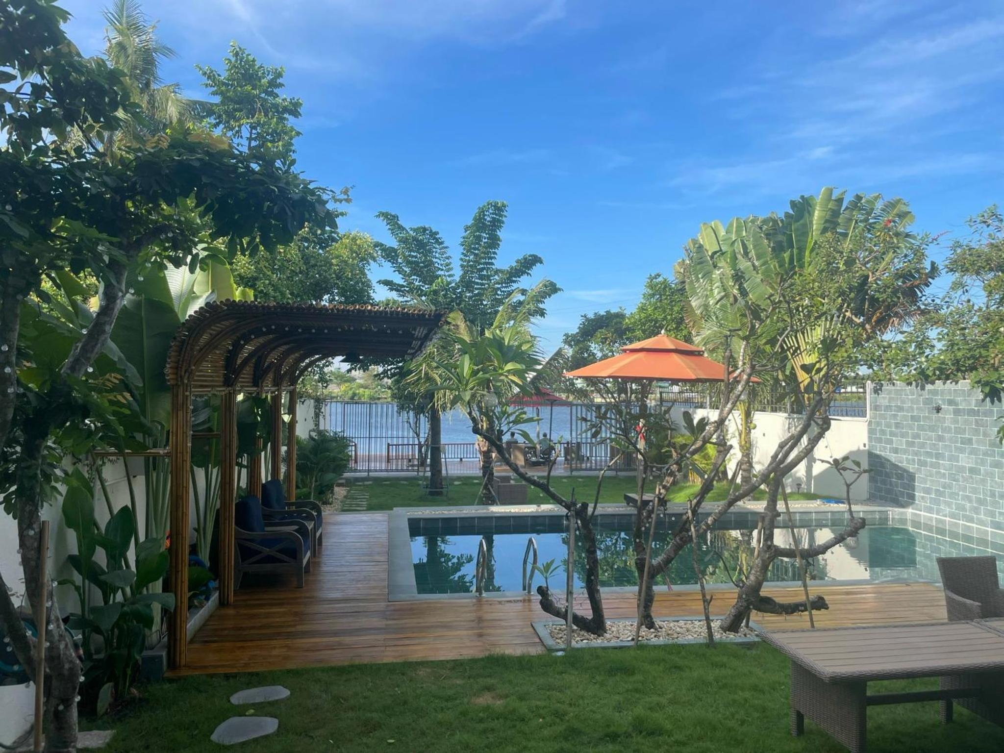 TROPICAL HOUSE RIVERSIDE RETREAT view 2