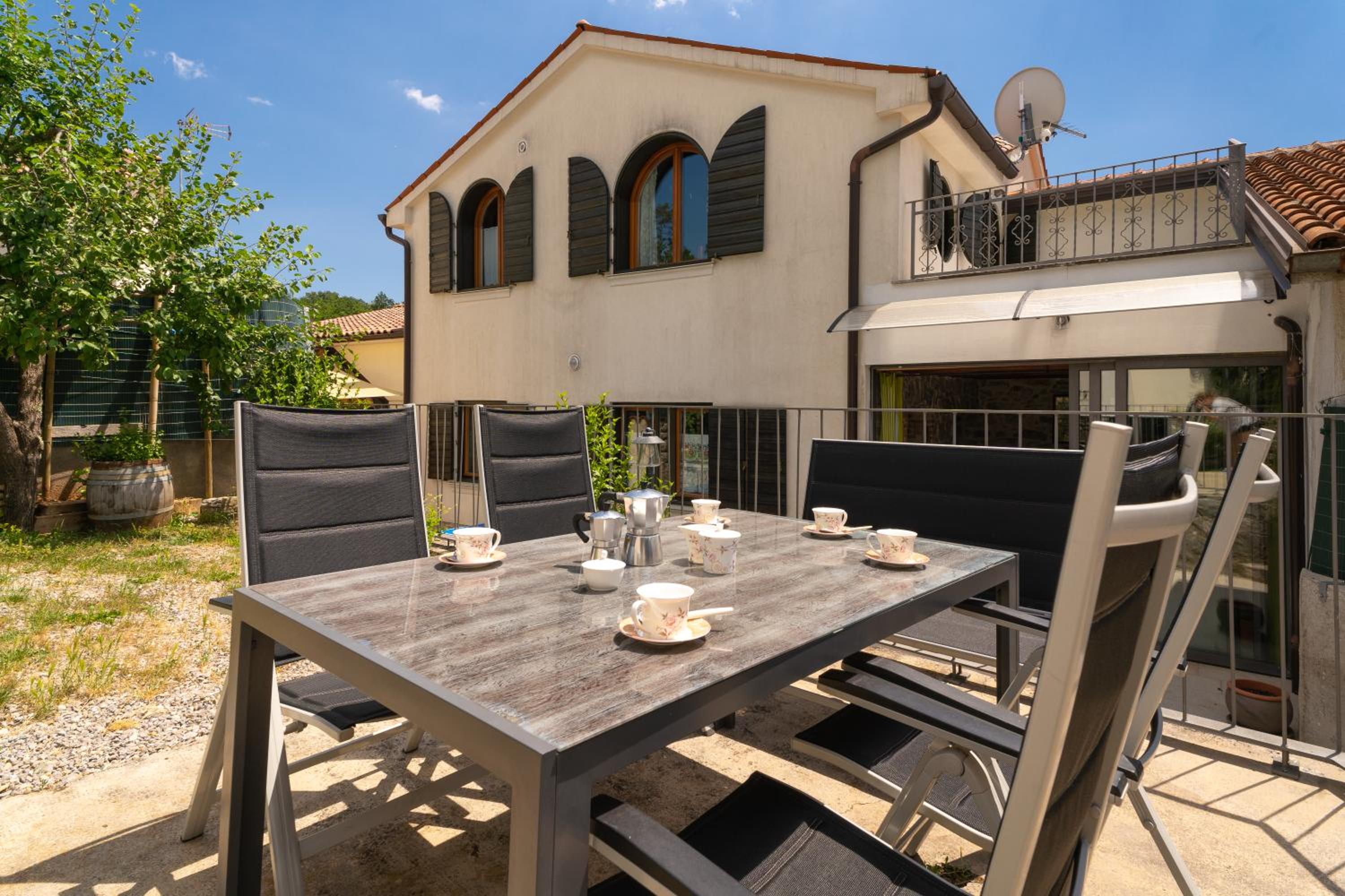 Villa Salvia with pool view 2