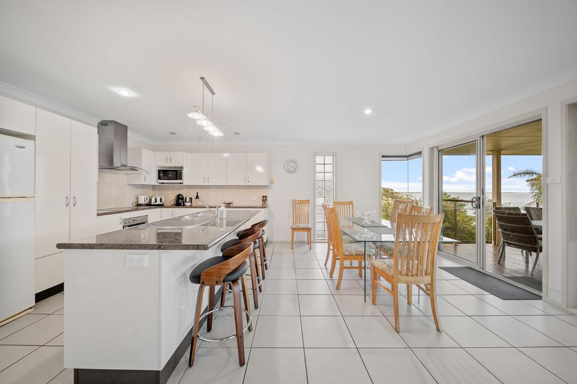 Footprints at Hyams Beach - 4BR home w. games room