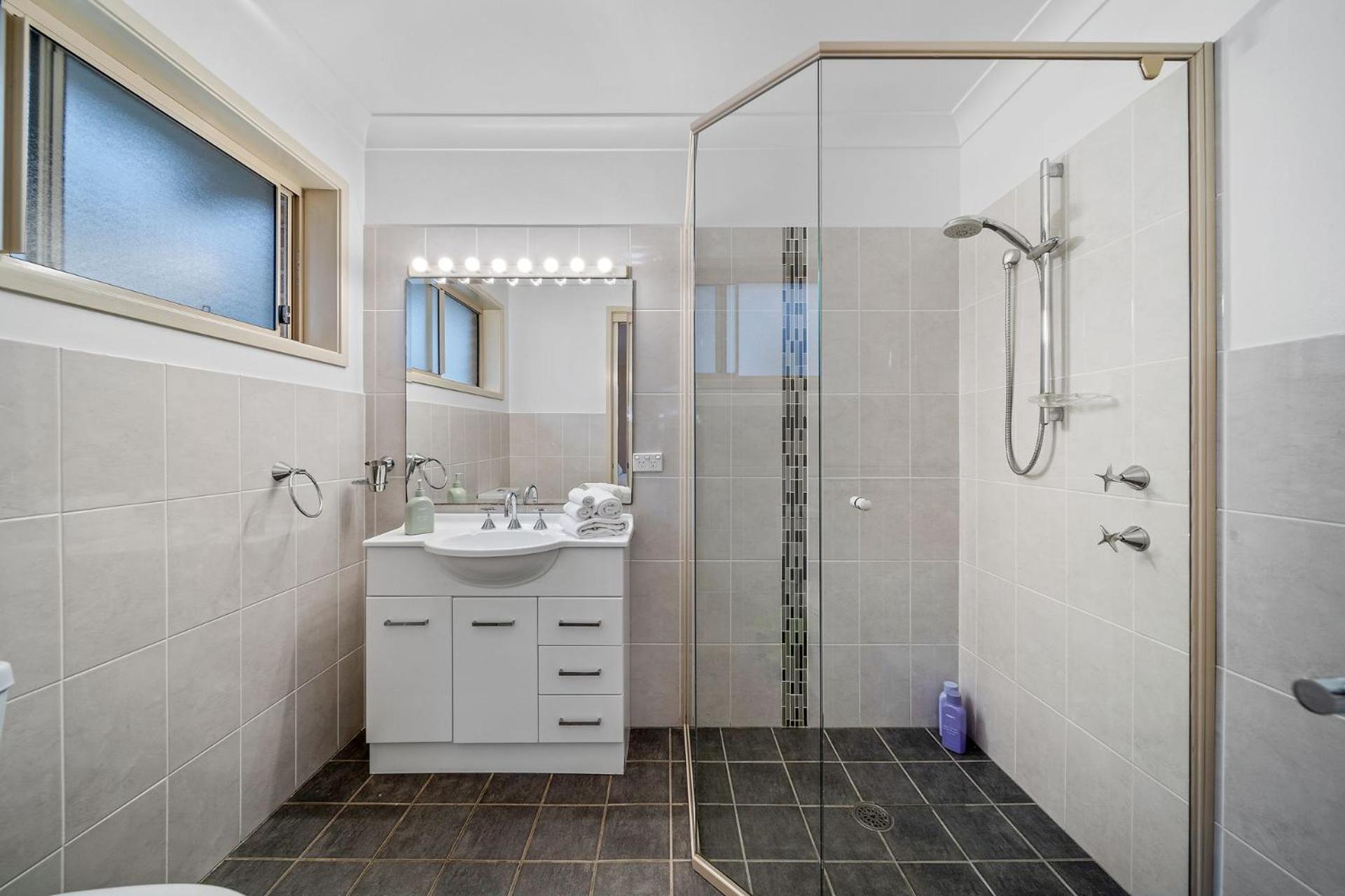 Footprints at Hyams Beach - 4BR home w. games room