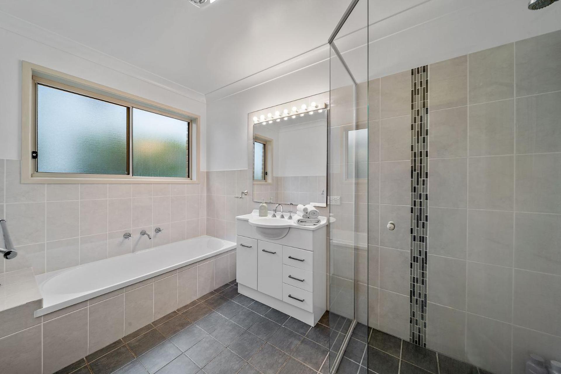 Footprints at Hyams Beach - 4BR home w. games room