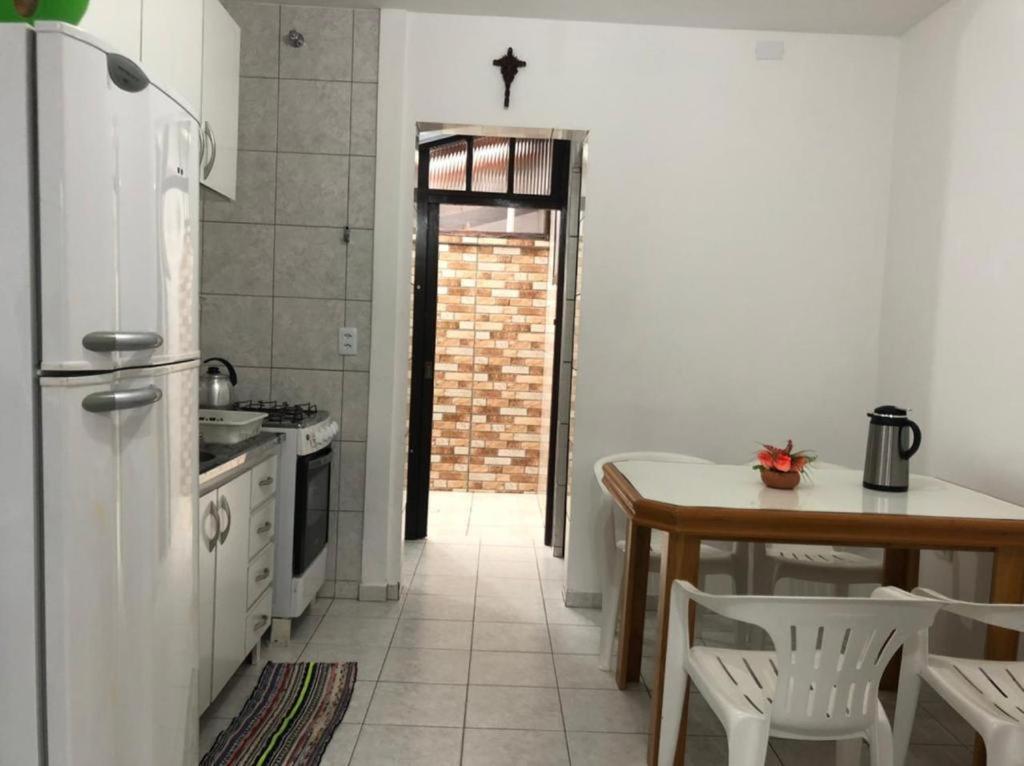 250m da praia-Kitinete com Piscina-Matinhos-PR
