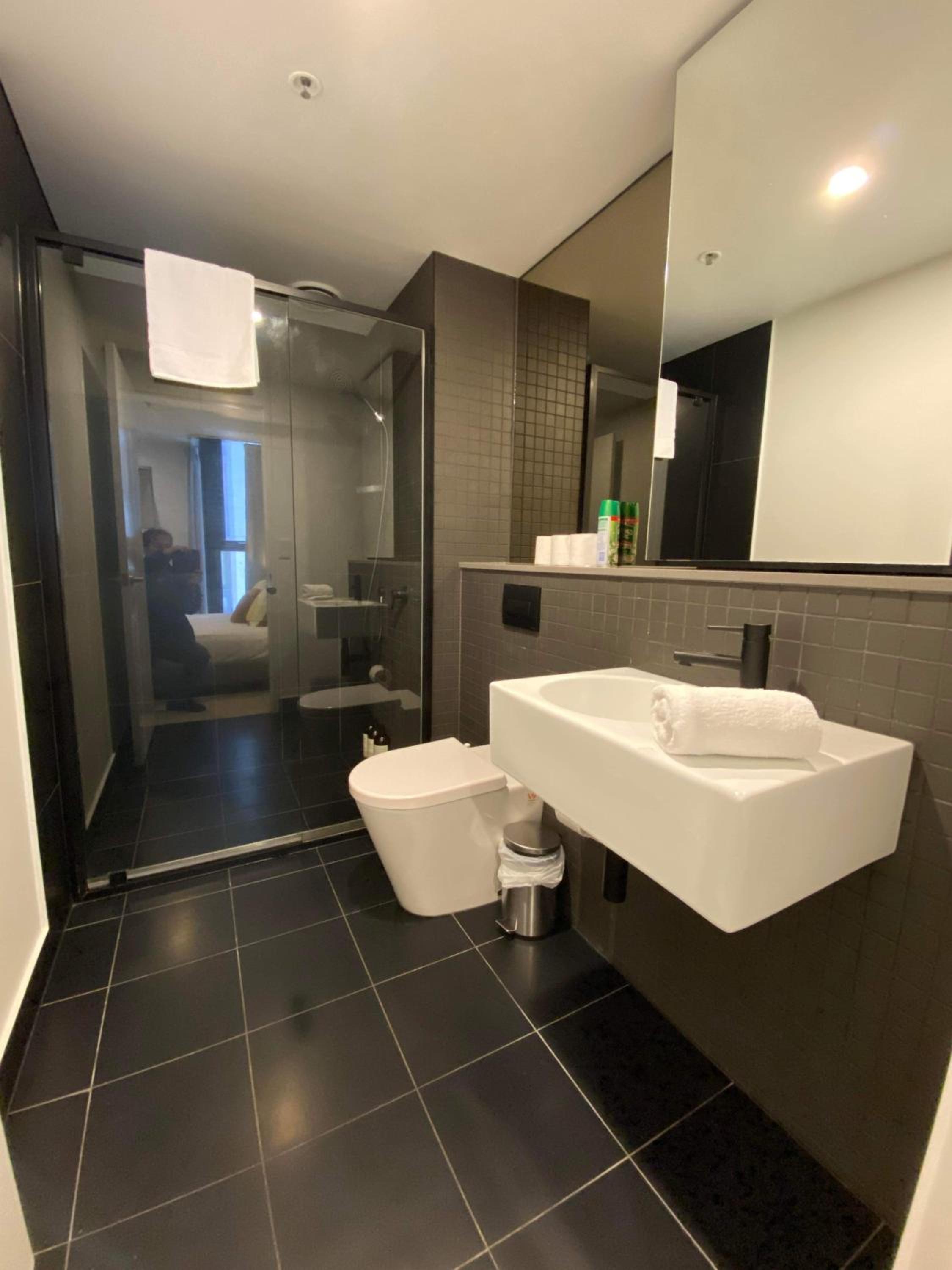 2 Bed 2 Bath Luxury Apartment in Braddon Canberra - Free heated pool, gym, parking