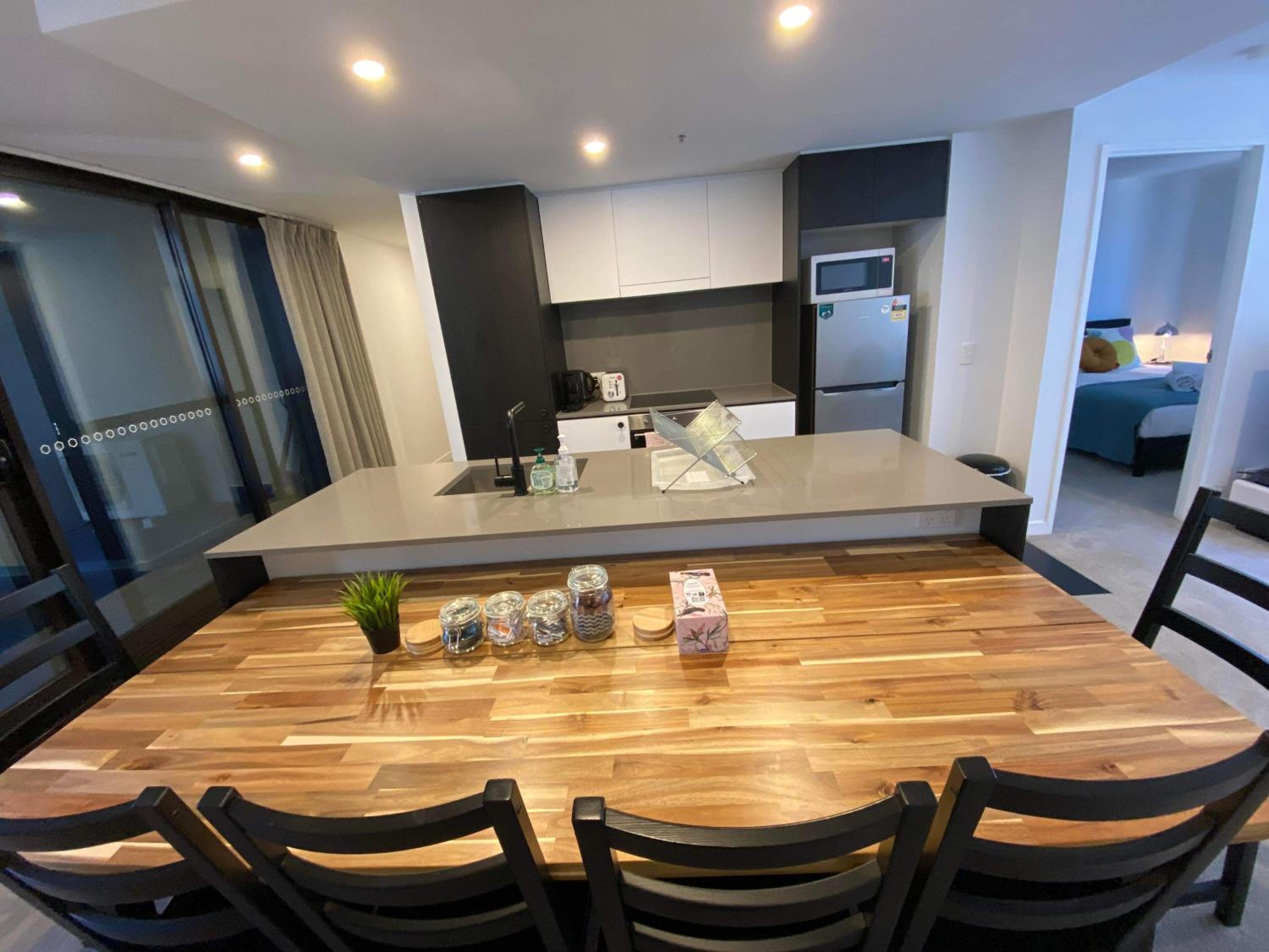 2 Bed 2 Bath Luxury Apartment in Braddon Canberra - Free heated pool, gym, parking