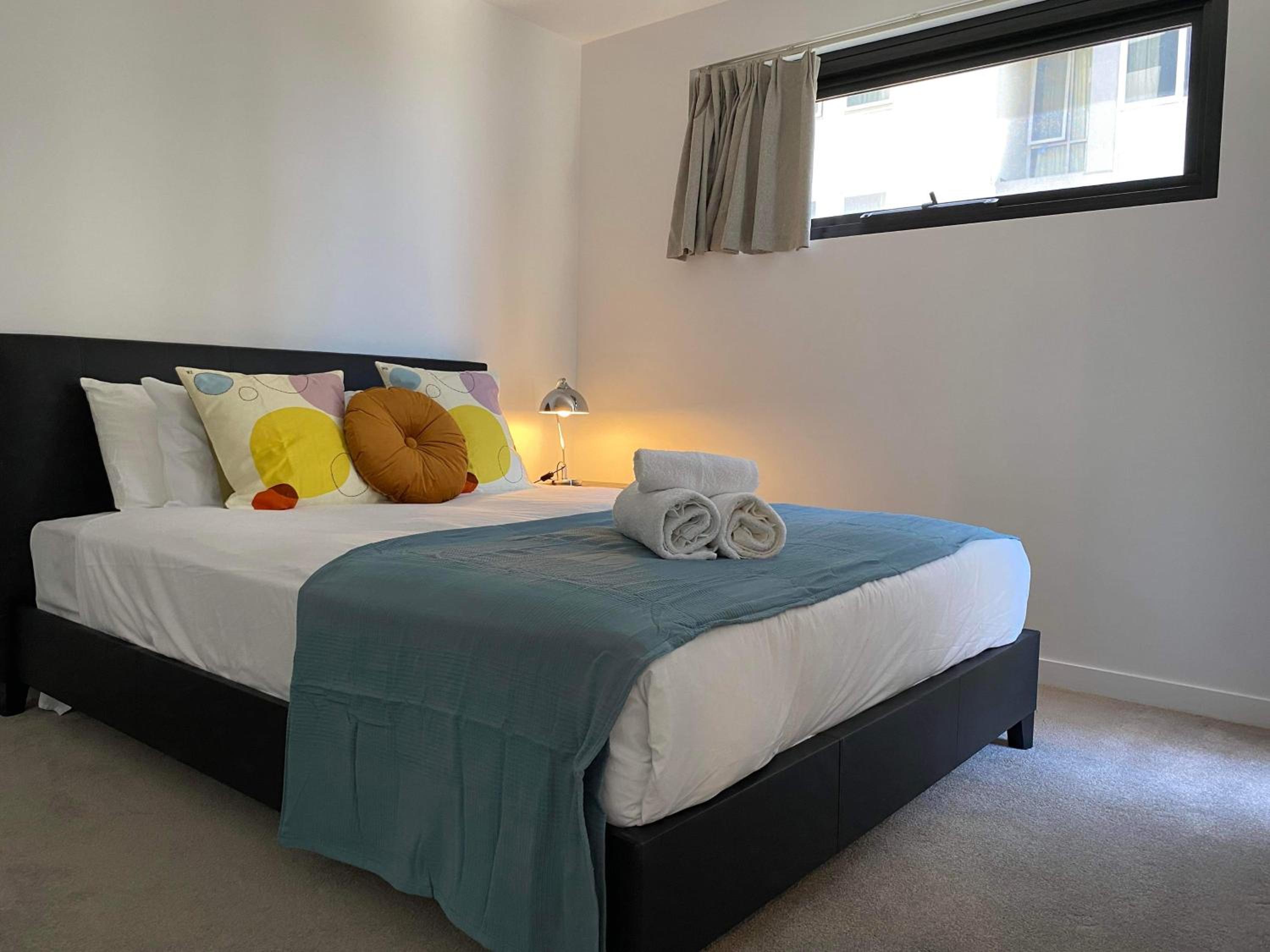 2 Bed 2 Bath Luxury Apartment in Braddon Canberra - Free heated pool, gym, parking