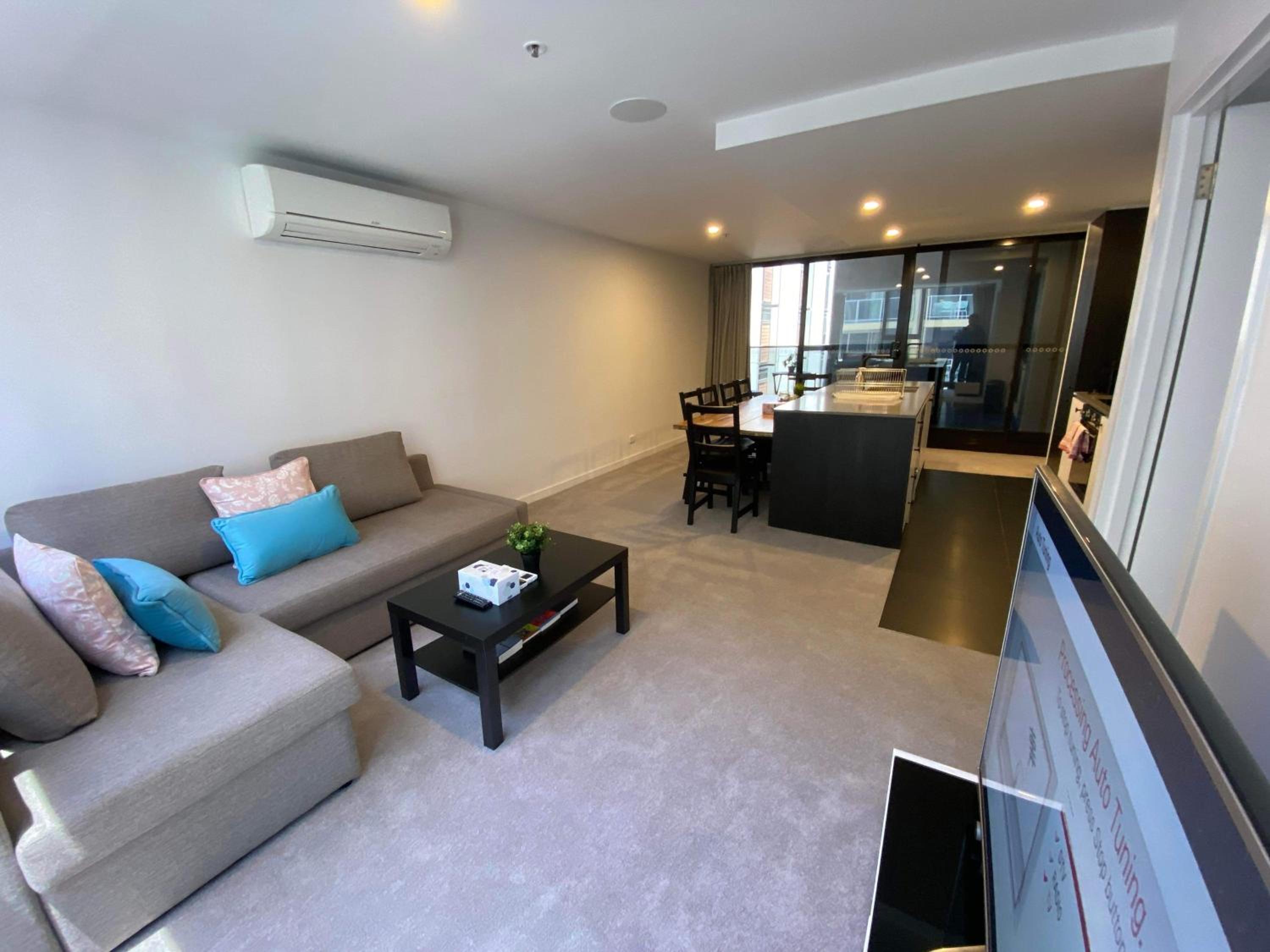 2 Bed 2 Bath Luxury Apartment in Braddon Canberra - Free heated pool, gym, parking