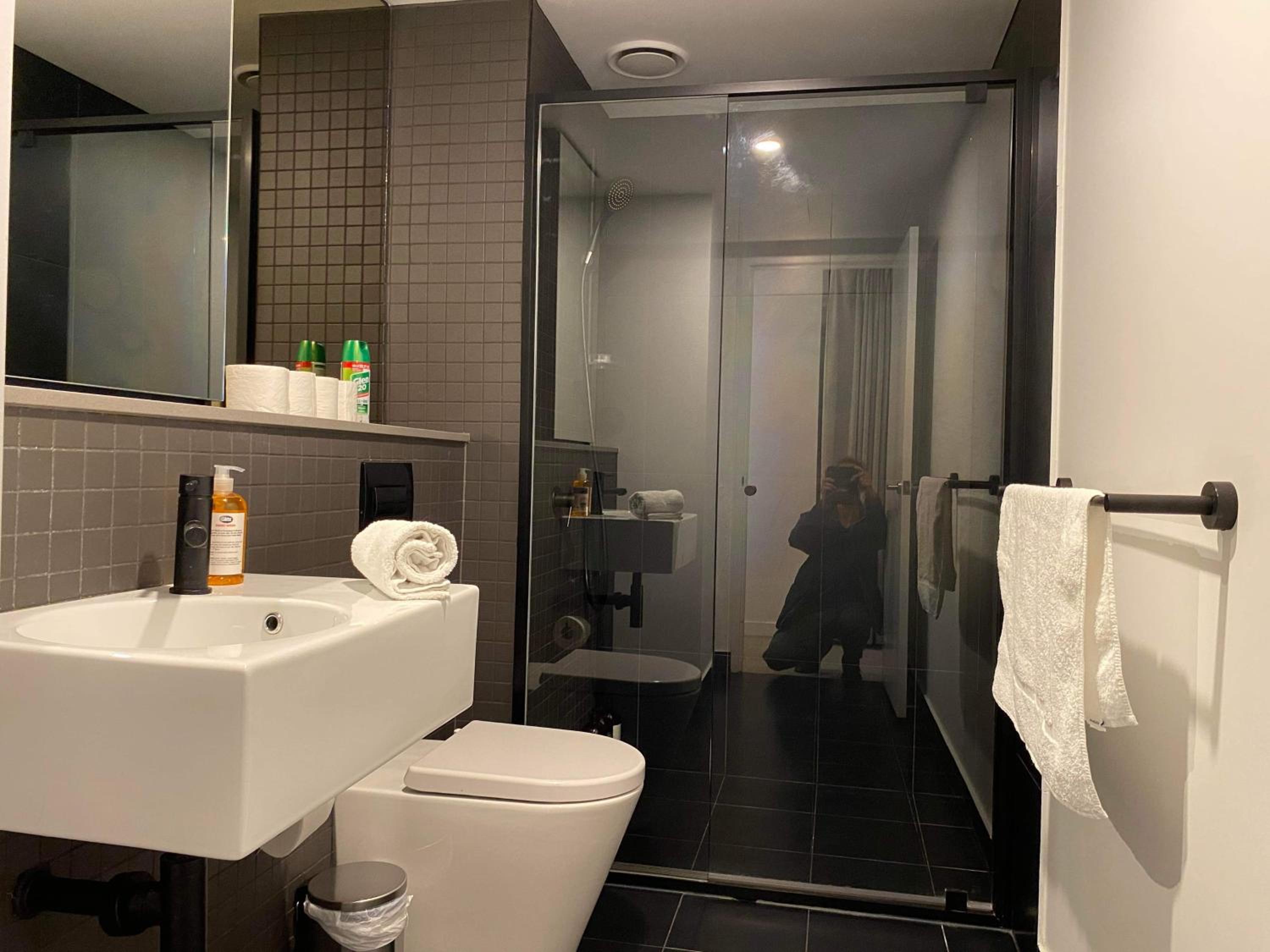 2 Bed 2 Bath Luxury Apartment in Braddon Canberra - Free heated pool, gym, parking