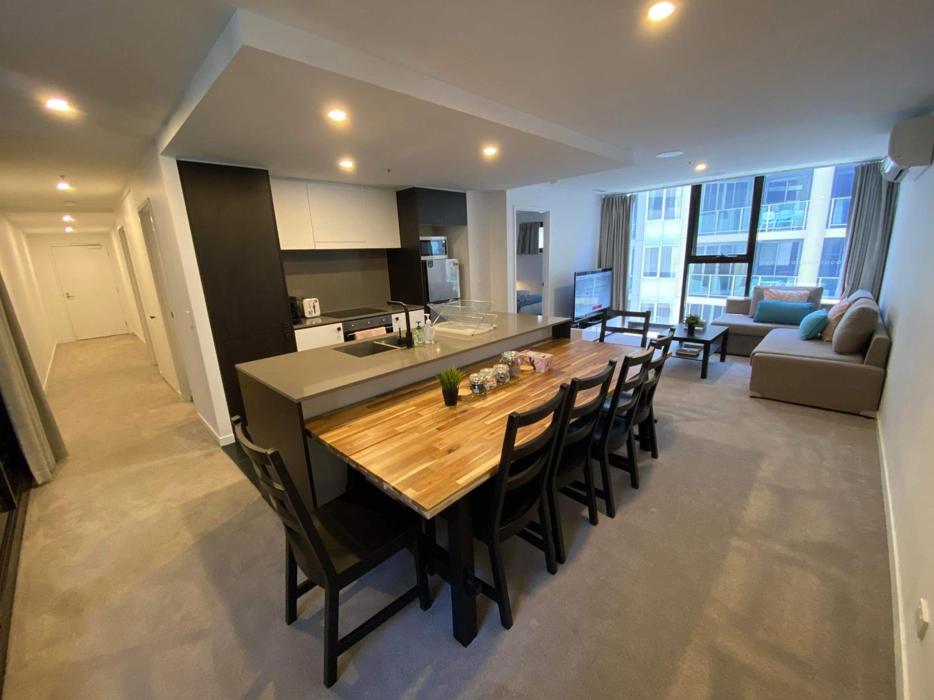 2 Bed 2 Bath Luxury Apartment in Braddon Canberra - Free heated pool, gym, parking