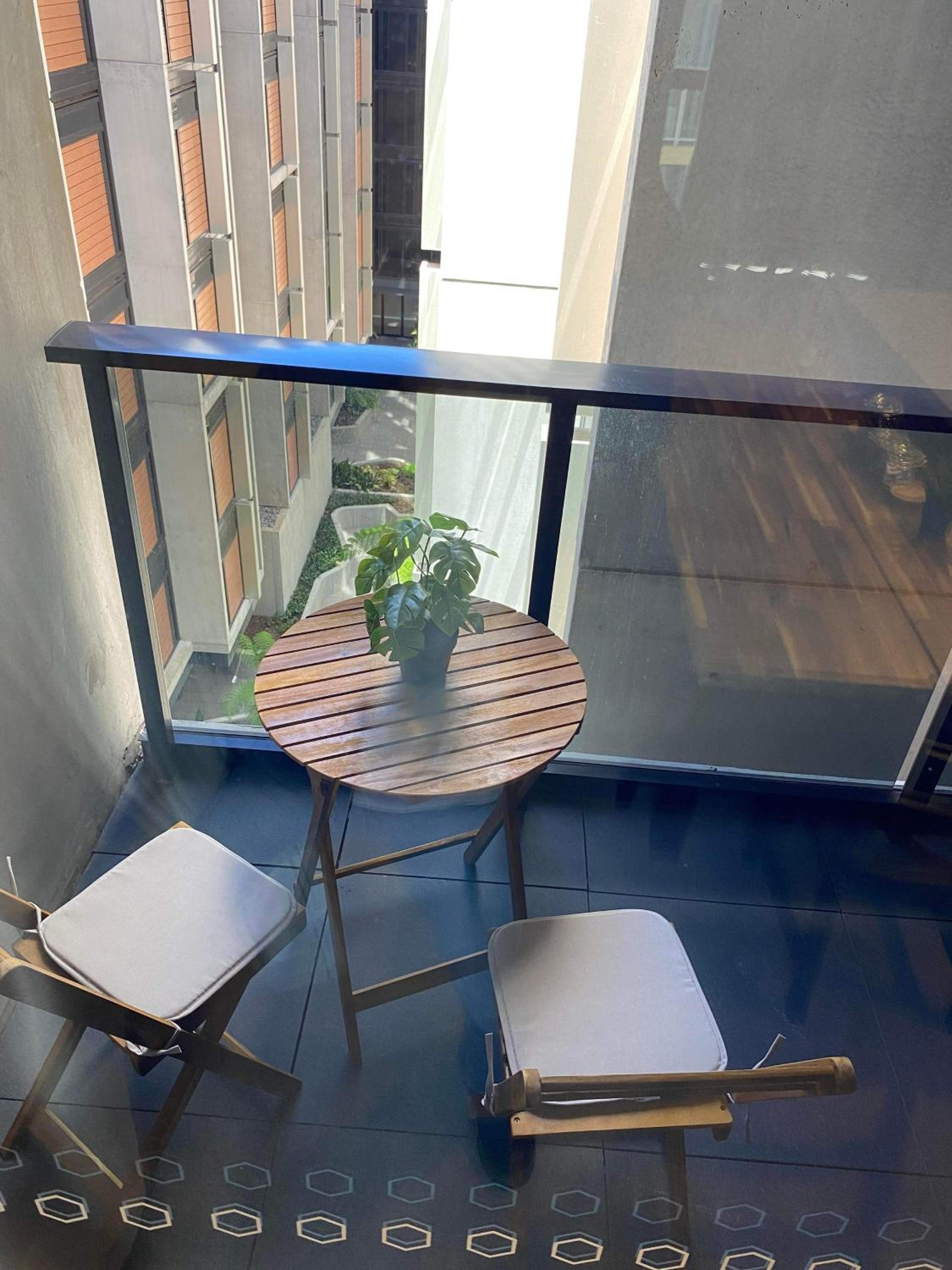 2 Bed 2 Bath Luxury Apartment in Braddon Canberra - Free heated pool, gym, parking