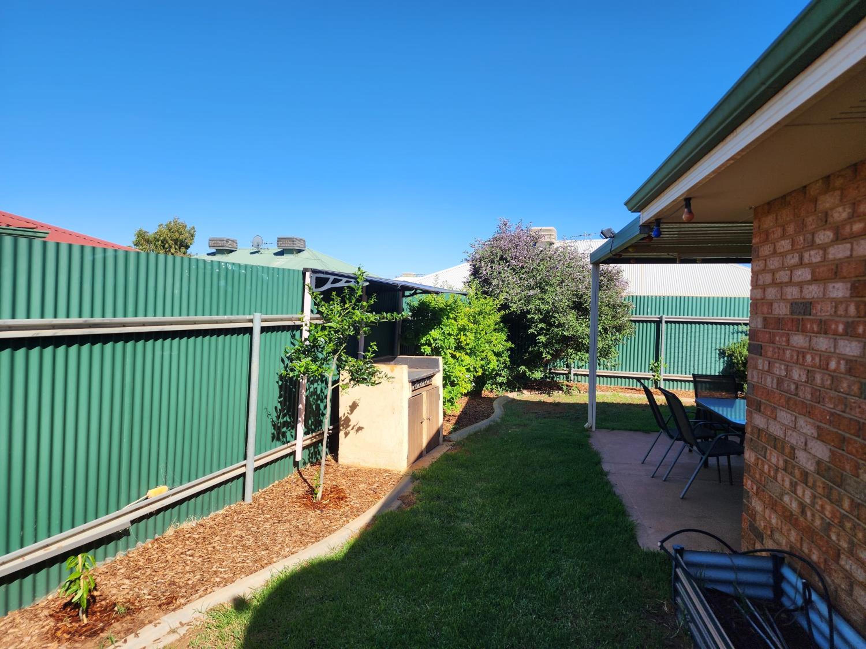 Adorable-secure 3 bedroom holiday home with Pool around the corner from The Miners Rest.