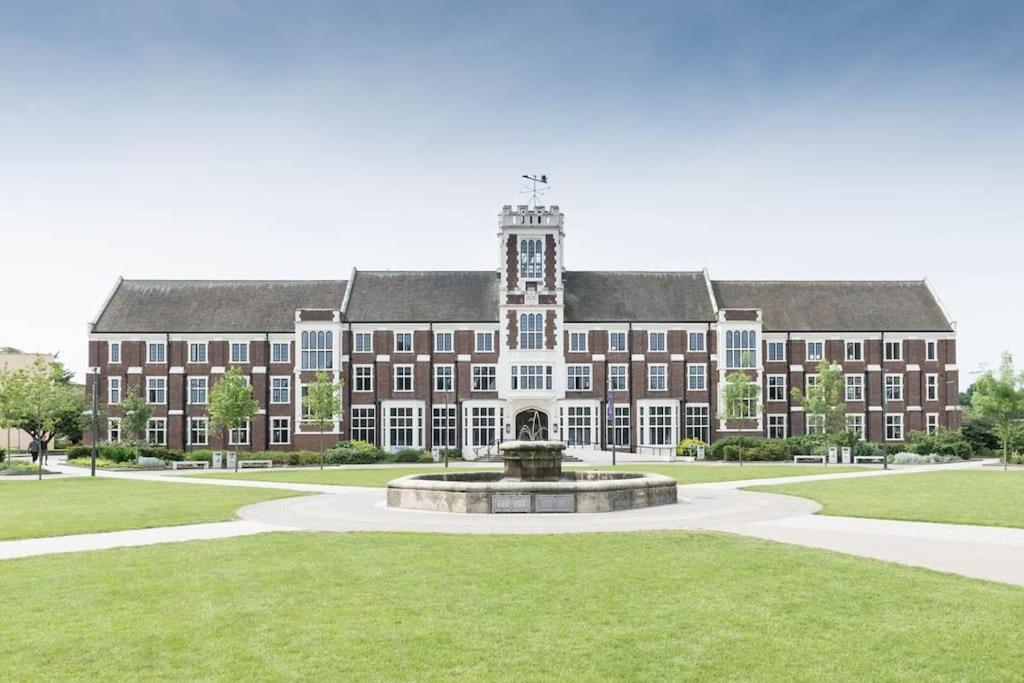 Loughborough Vacations - Luxury In Loughborough - Property Image 2
