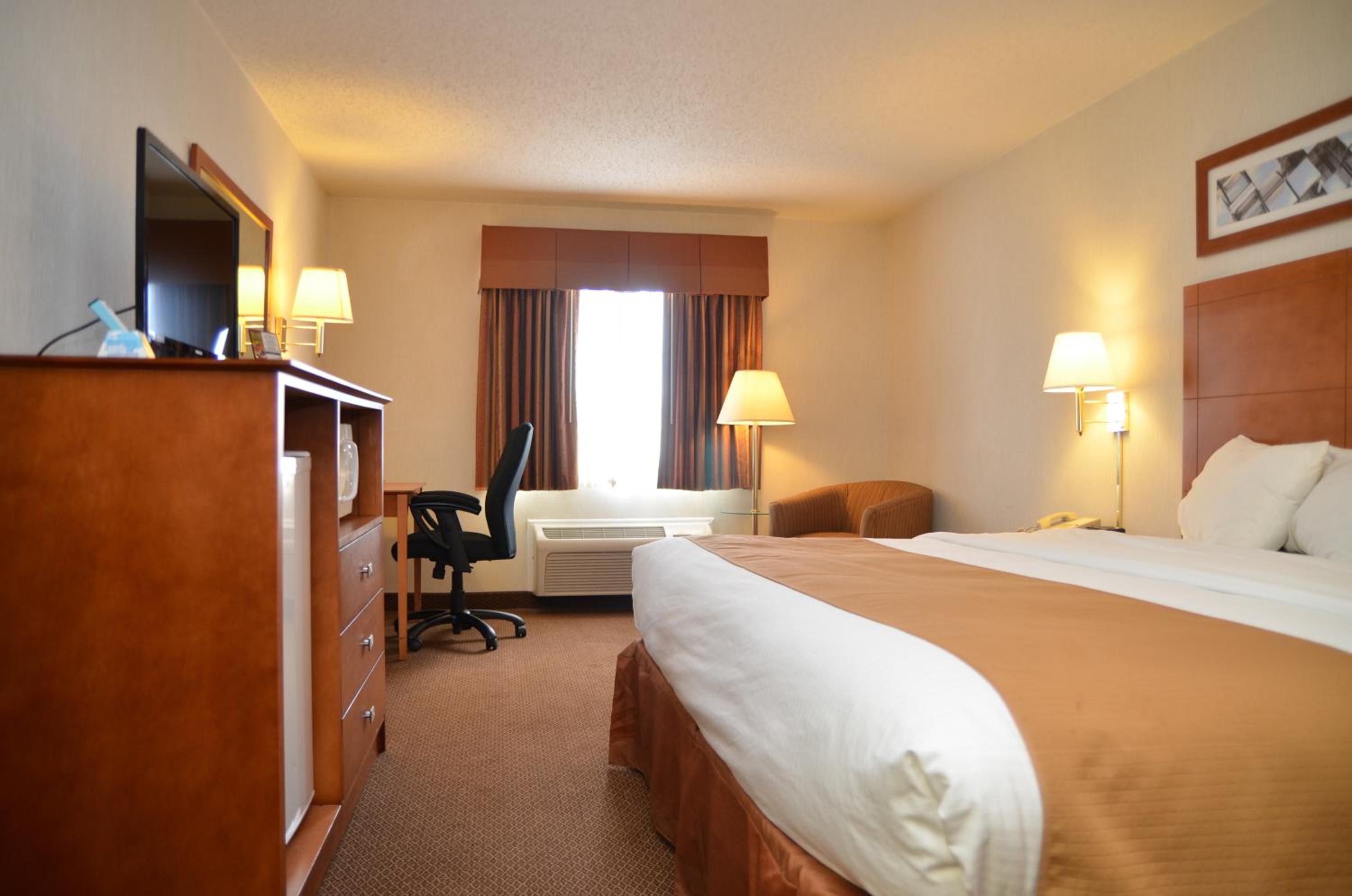 Port Huron Vacations - Baymont by Wyndham Port Huron - Property Image 9