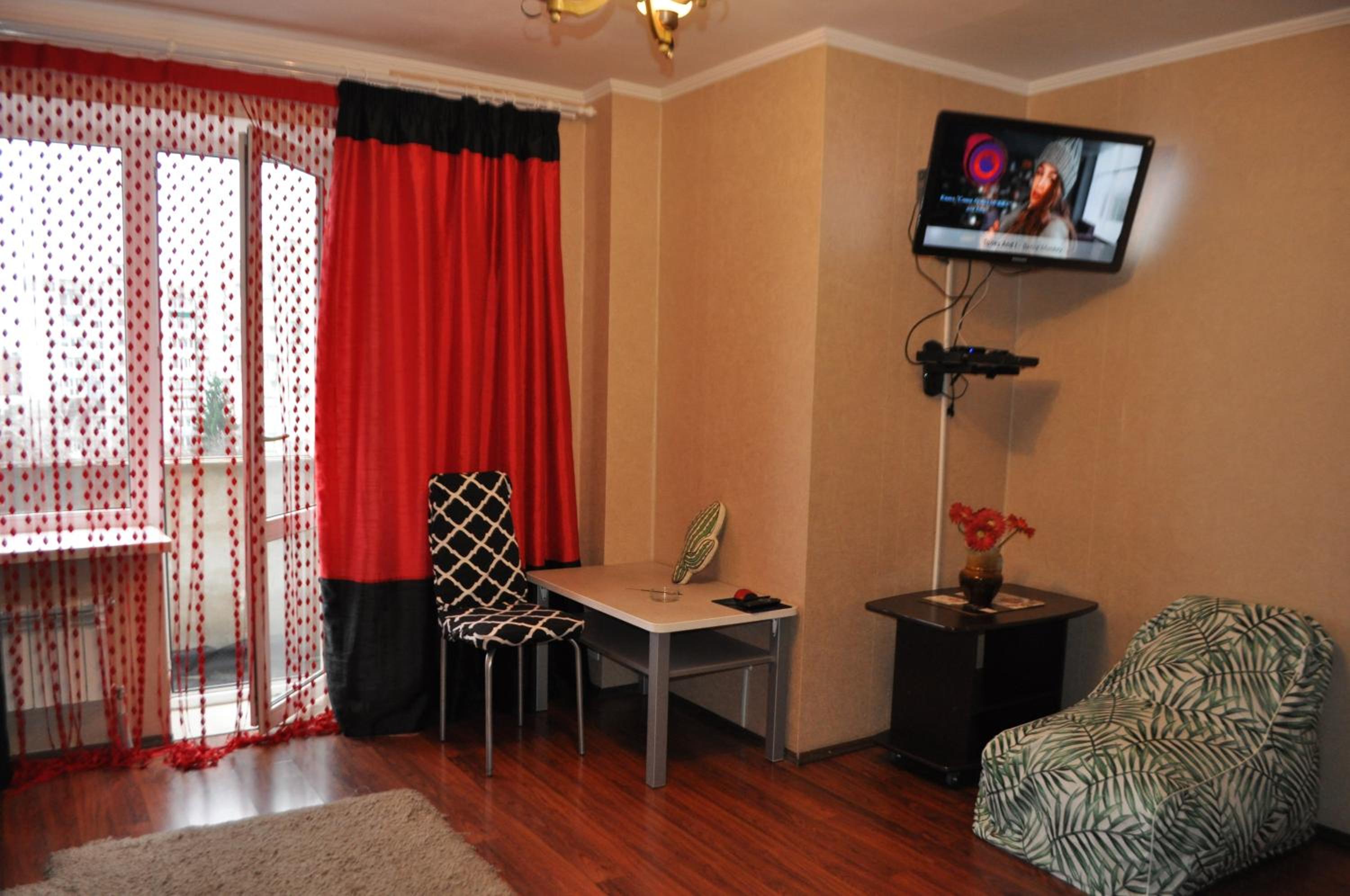 Spacious apartment with balcony view 3