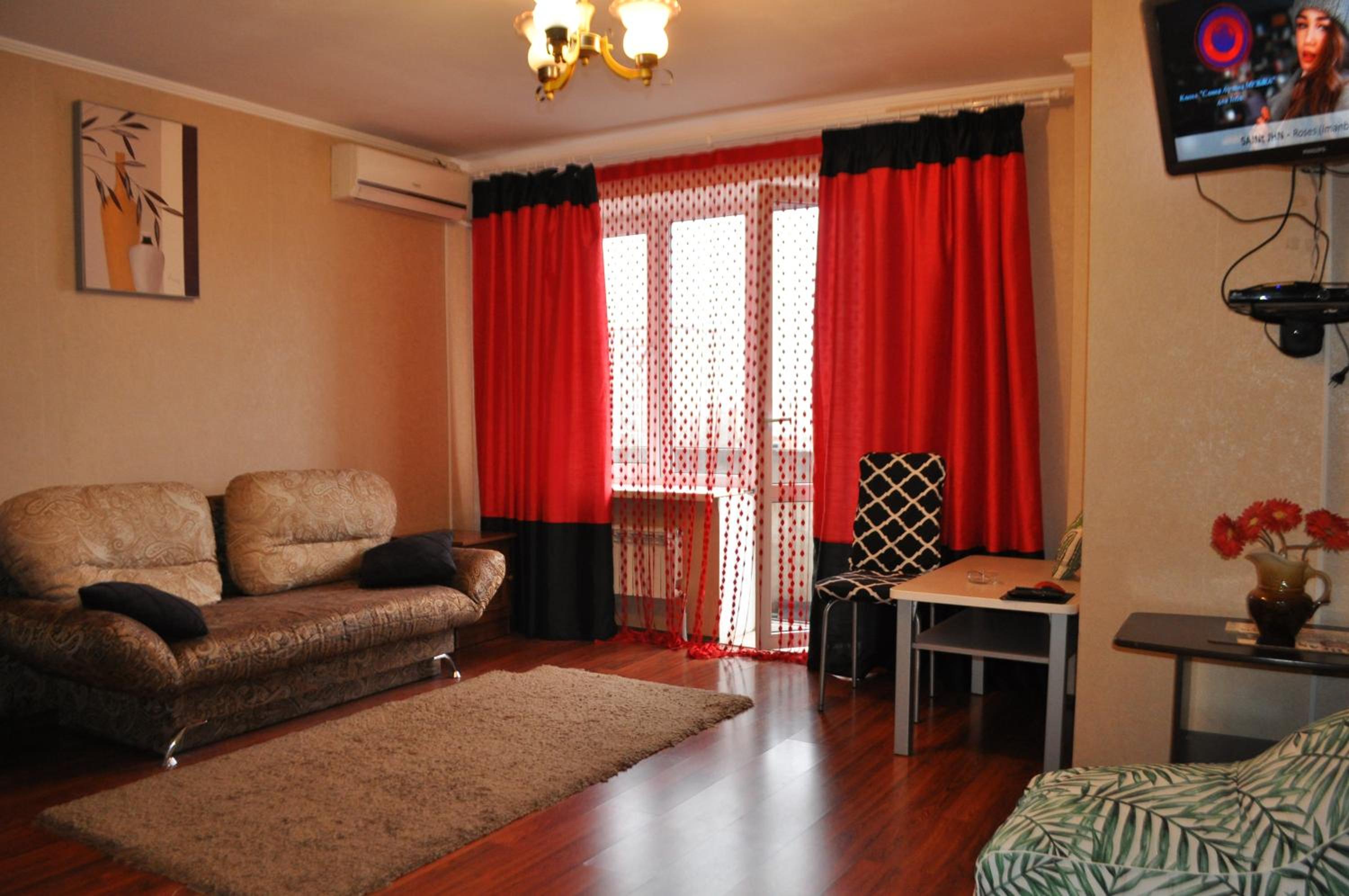 Spacious apartment with balcony view 2
