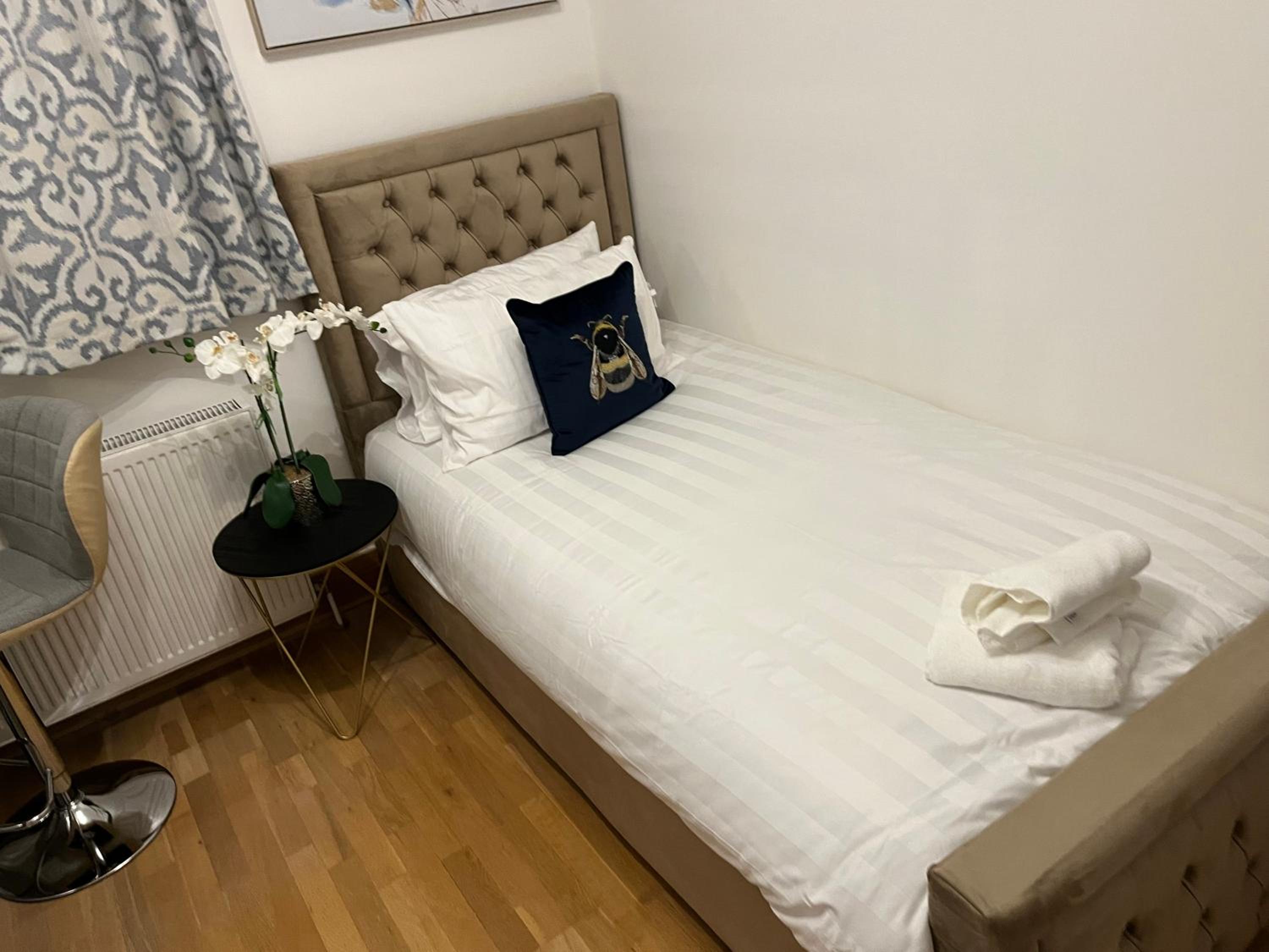 TJ Homes - Double room with Single Bed - 3 Min to Tube station - London view 5
