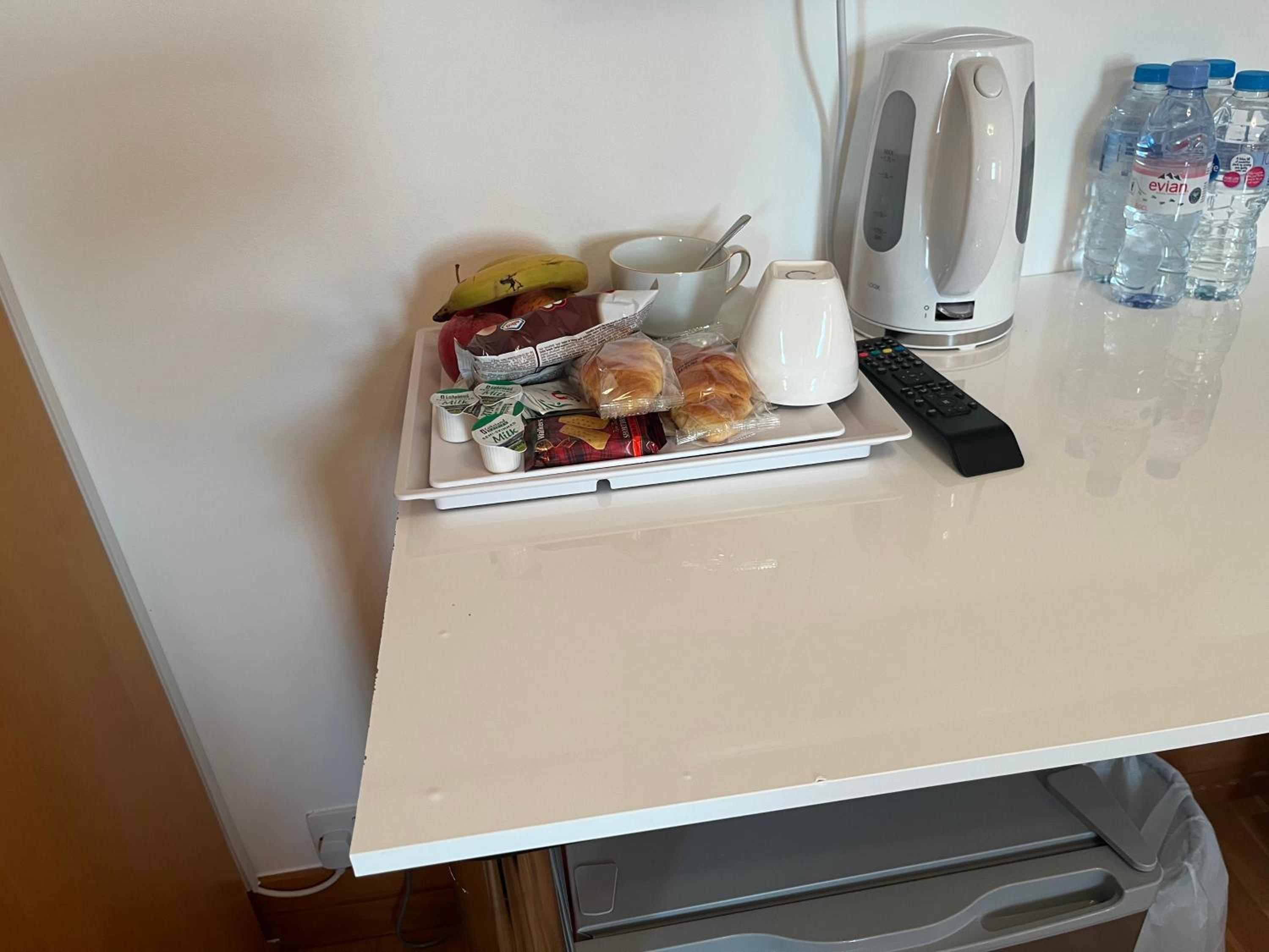 TJ Homes - Double room with Single Bed - 3 Min to Tube station - London view 2