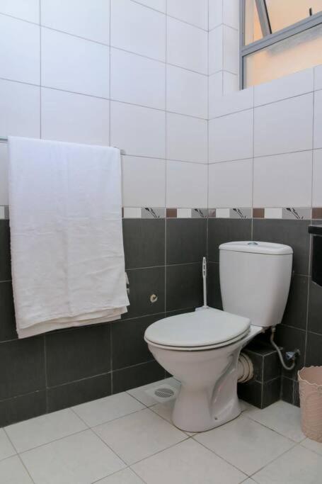 Zen Villa: 2 bedroom Apartment near Whitesands view 3