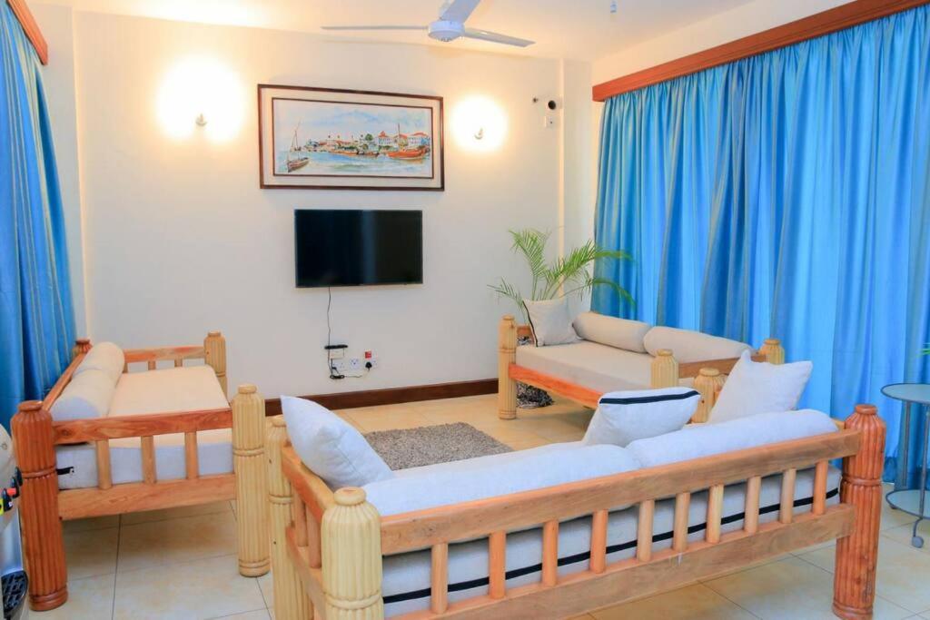 Zen Villa: 2 bedroom Apartment near Whitesands view 4