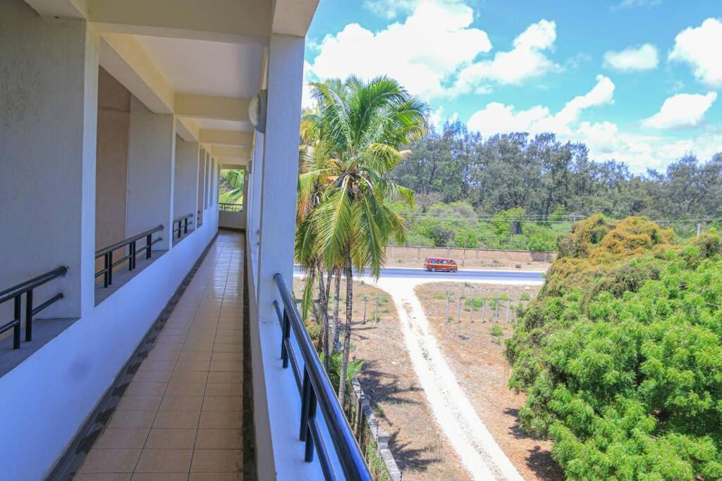 Zen Villa: 2 bedroom Apartment near Whitesands view 5