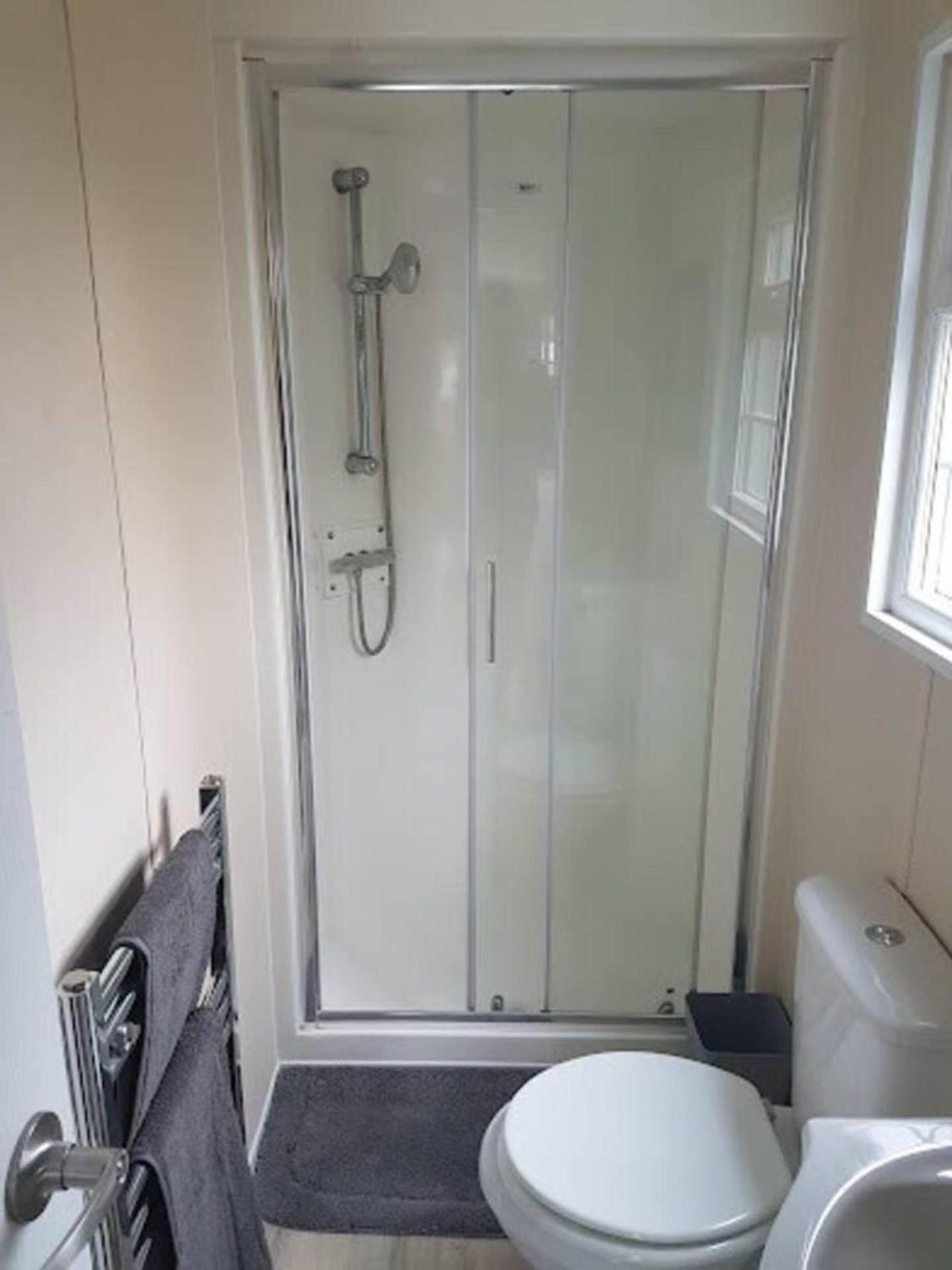 Lovely 2-Bed Chalet at Robinhood Retreat Free park view 2
