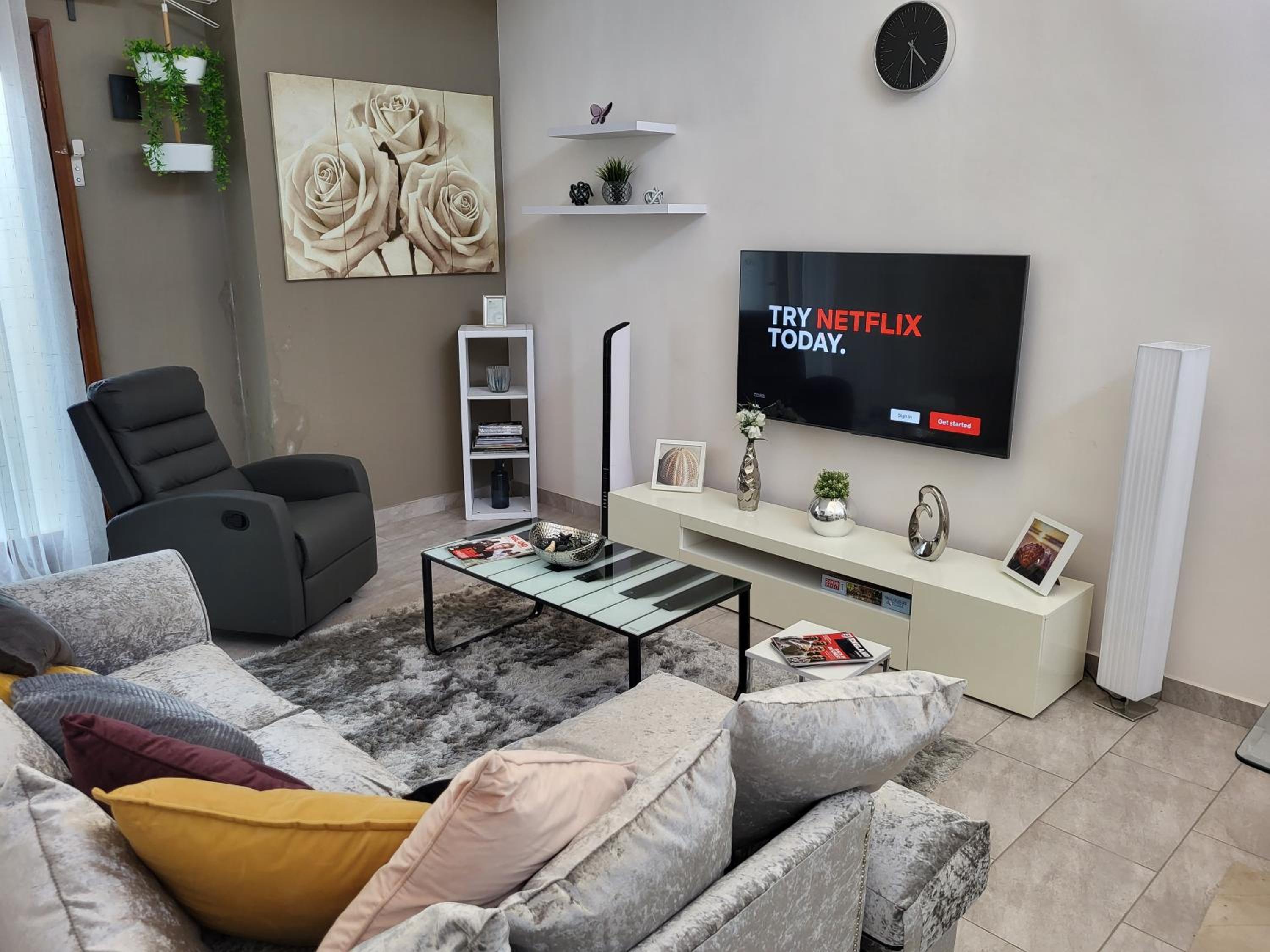 Accra Cozy Retreat with 2 Bedrooms view 2