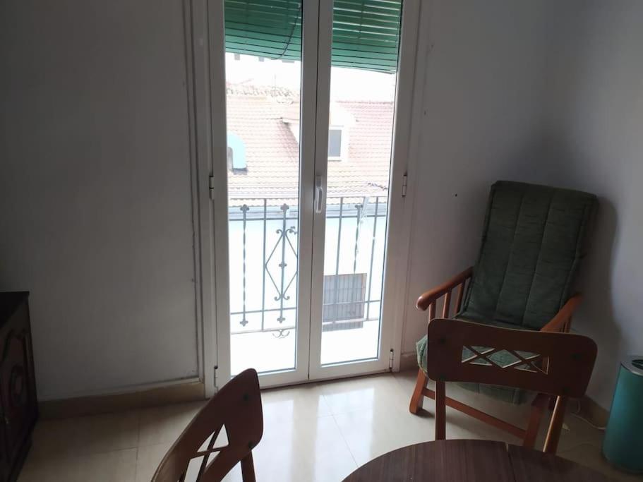 Amplio piso en centro con balcón