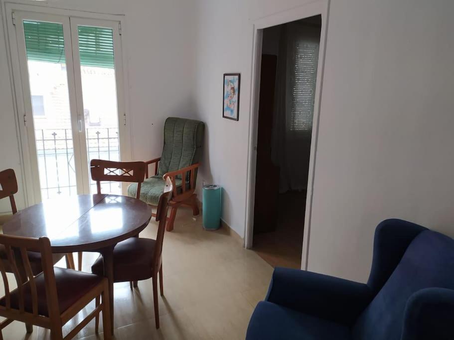 Amplio piso en centro con balcón