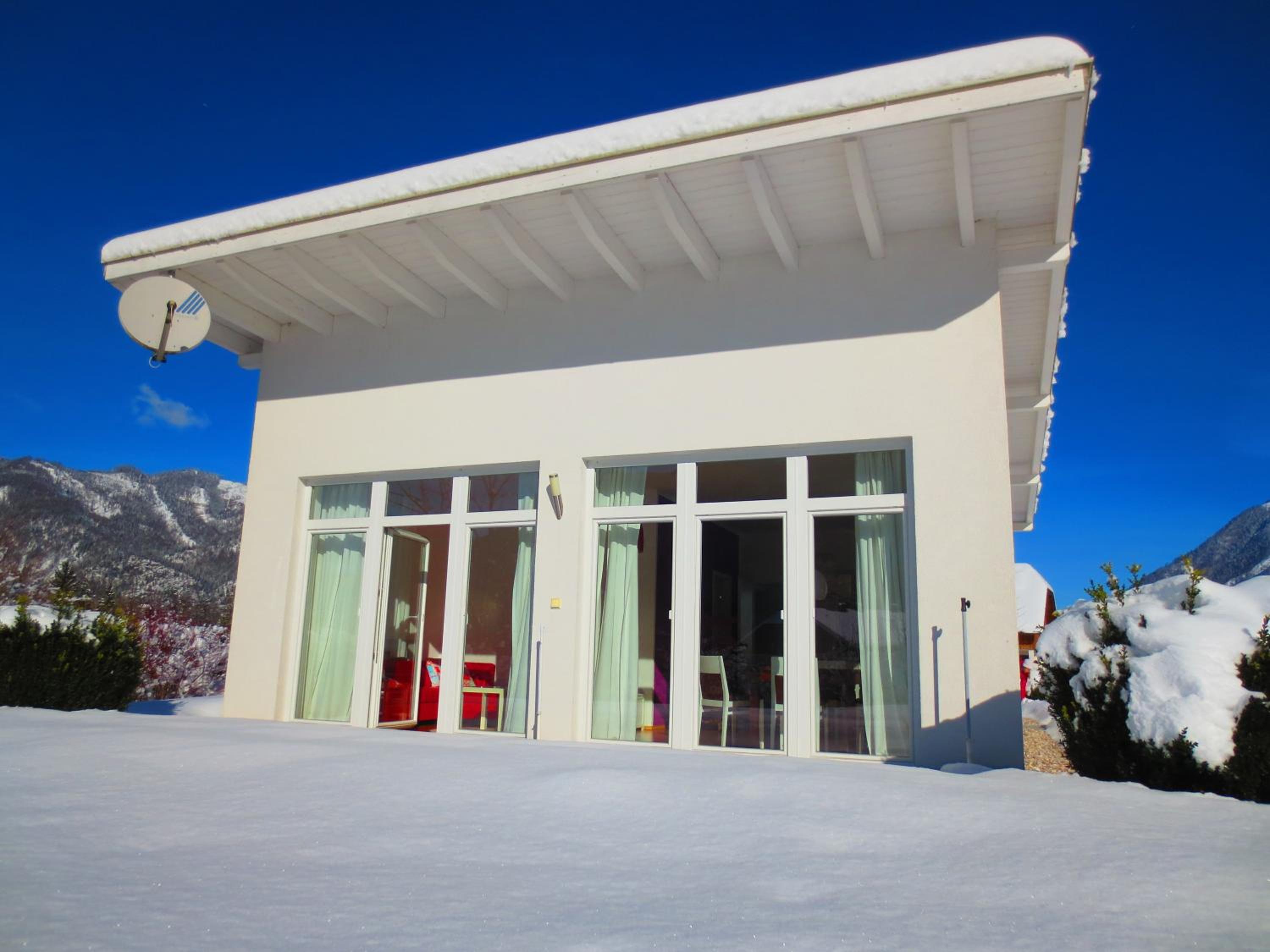 FLORES, Ferienhaus oder Doppelzimmer, im Grünen, 5 Gehminuten ins Zentrum, Parkplatz, zero emissions