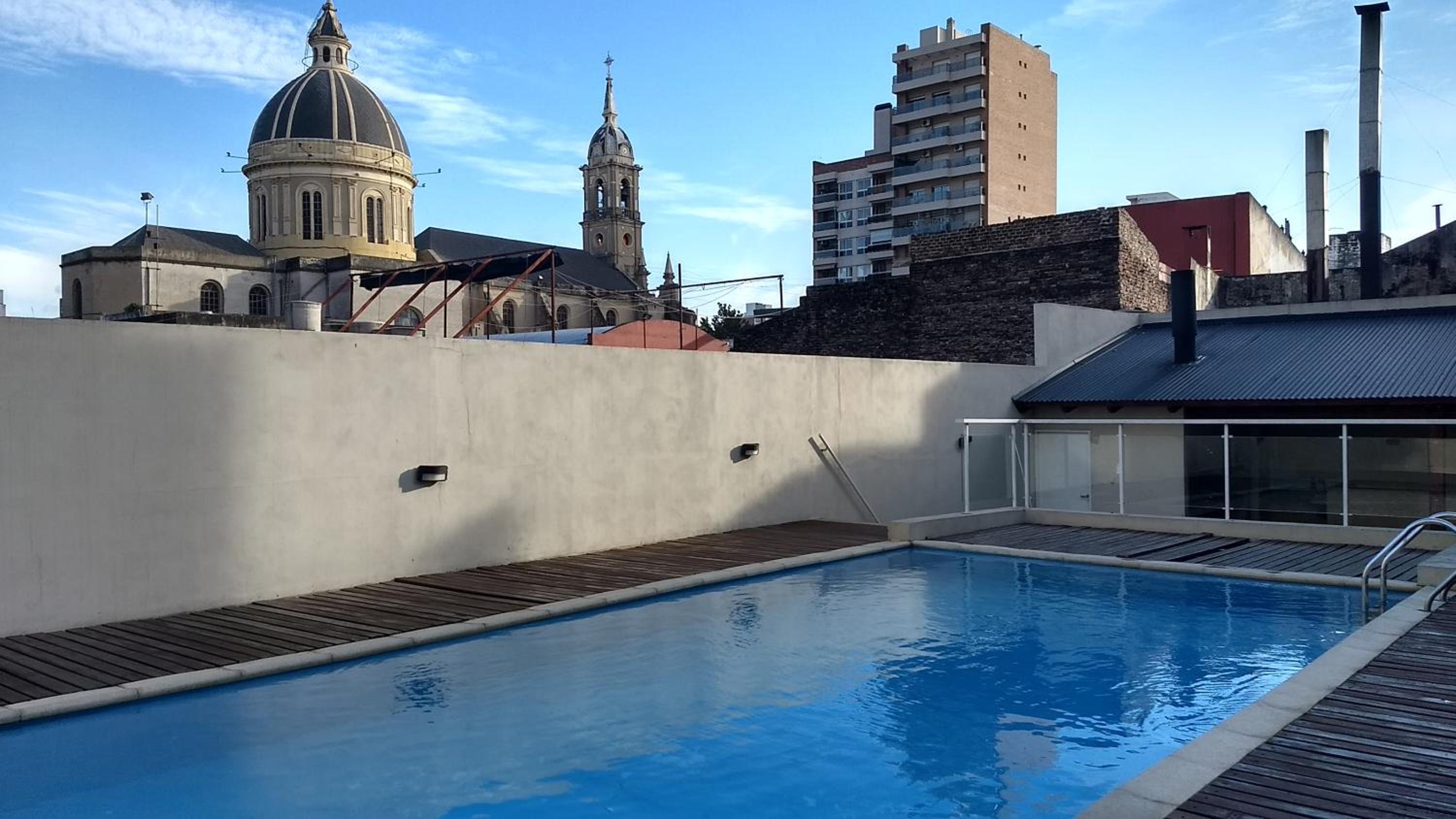 Maipú y Avenida Pellegrini - Parking privado con costo adicional