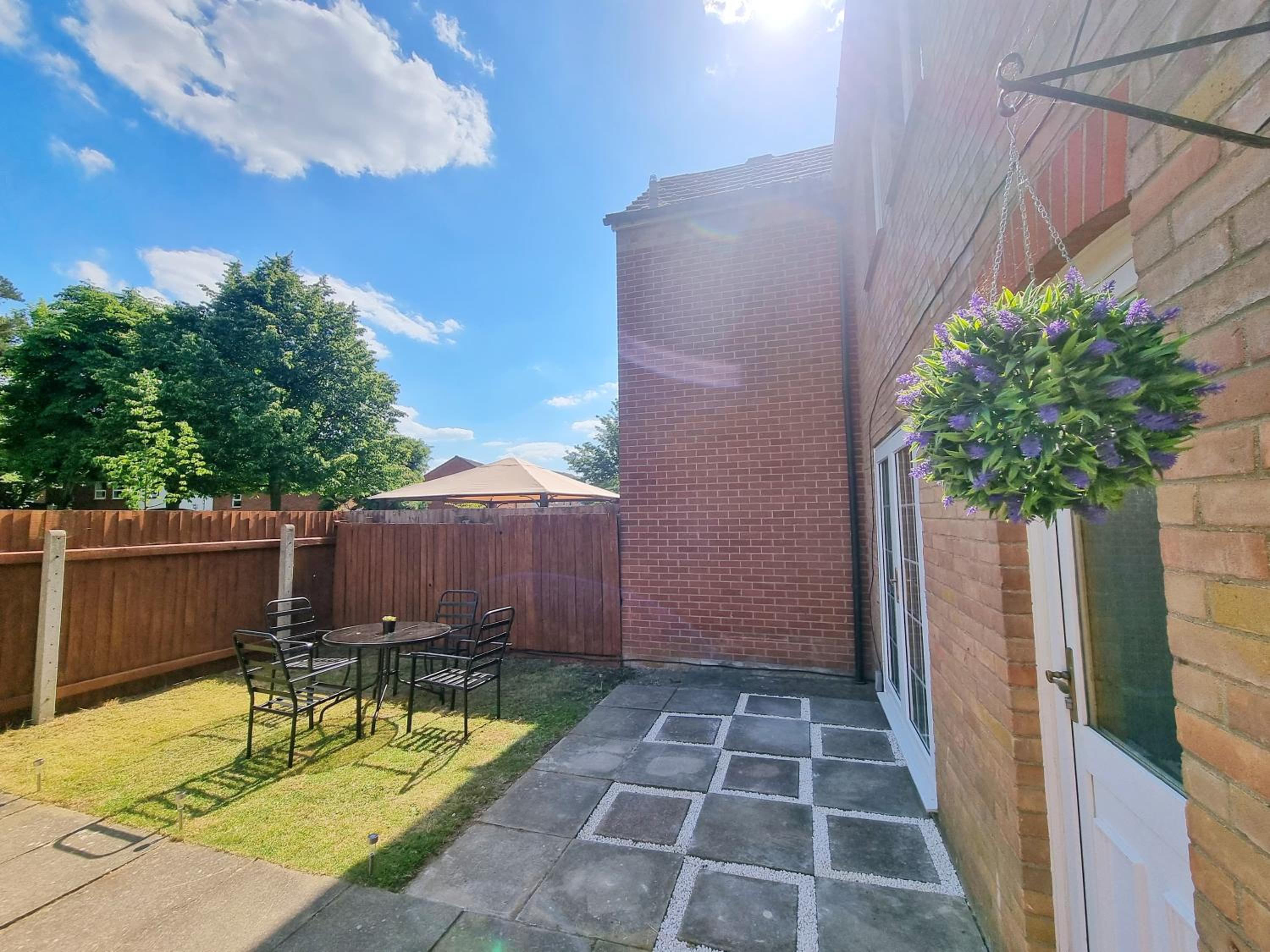 COMFORTABLE 4-Bed HOME WITH 3 BATHROOMS AND FREE PARKING!