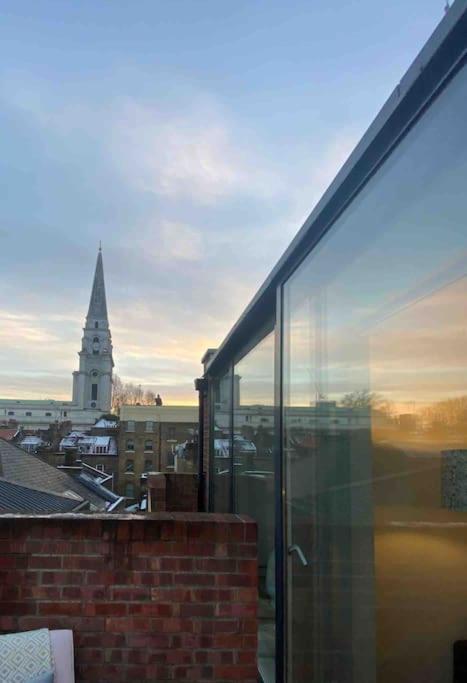Spitalfields Market Penthouse Flat with balcony