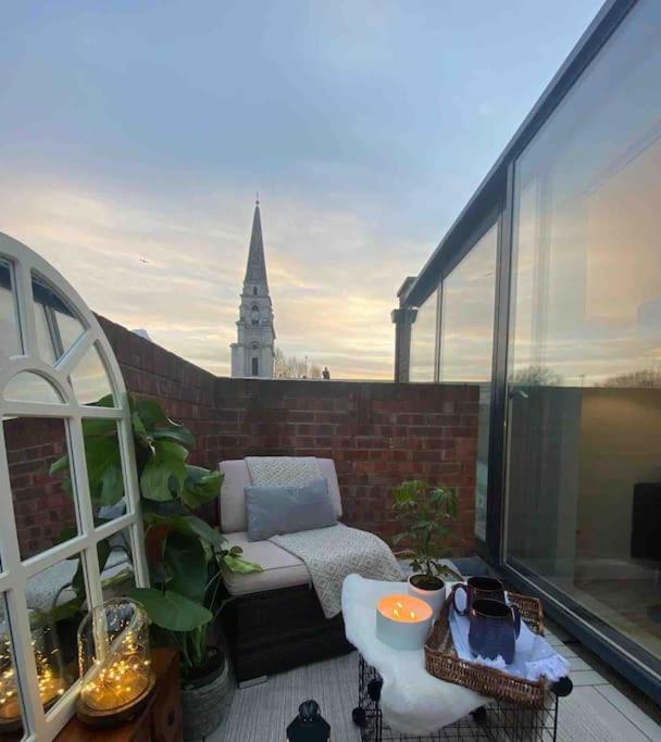 Spitalfields Market Penthouse Flat with balcony