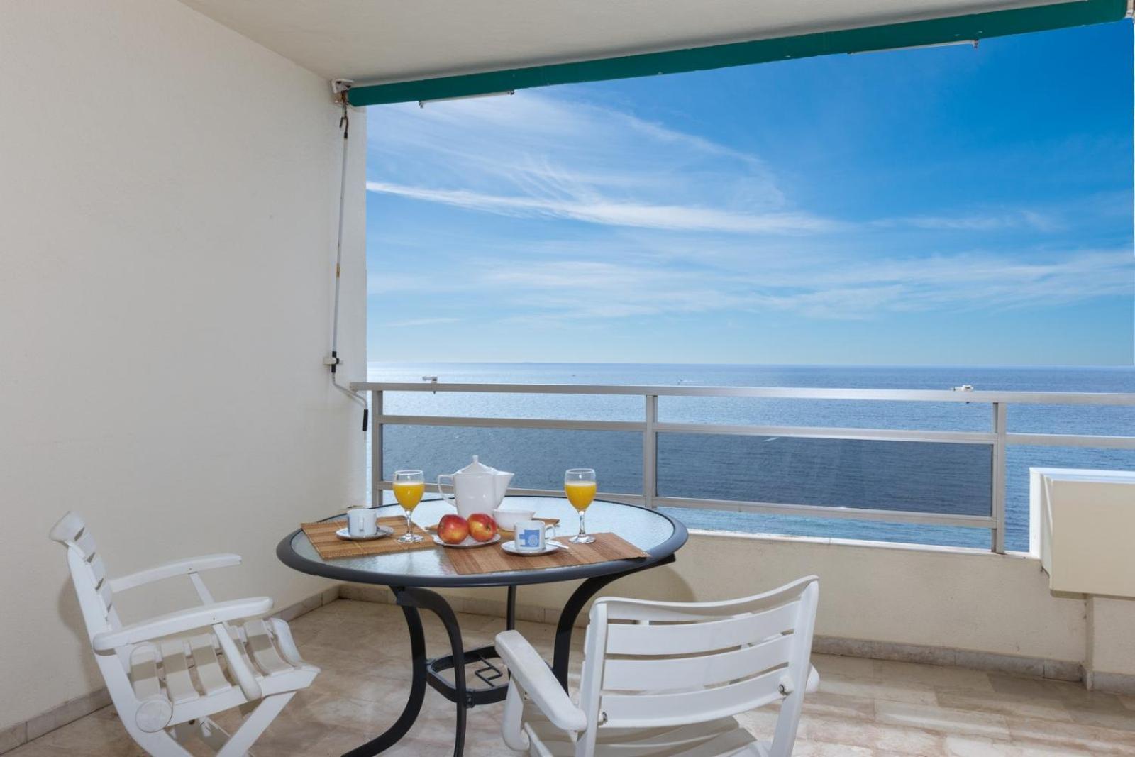 Front sea view apartment on Marbella's beach promenade