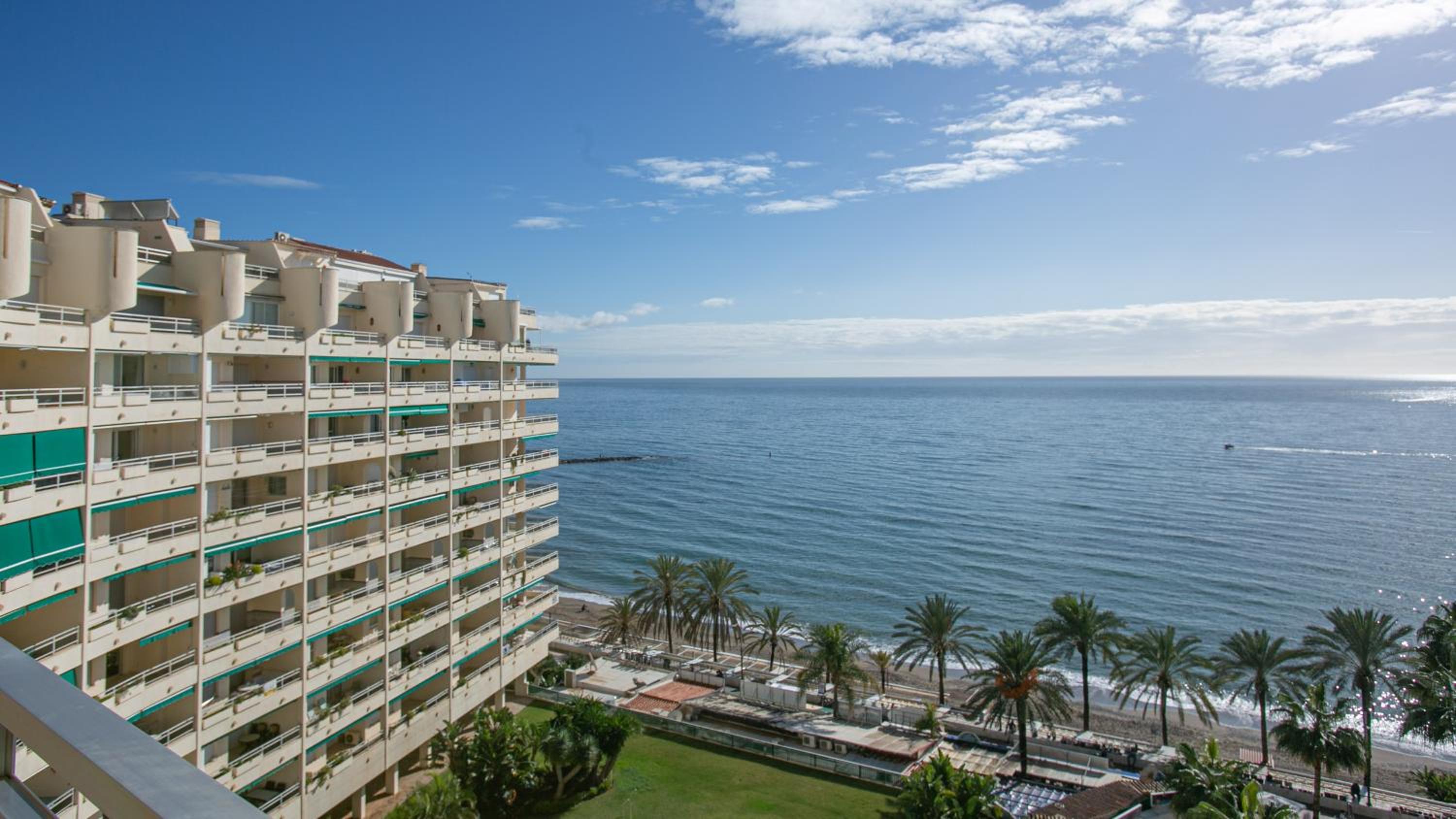 Front sea view apartment on Marbella's beach promenade