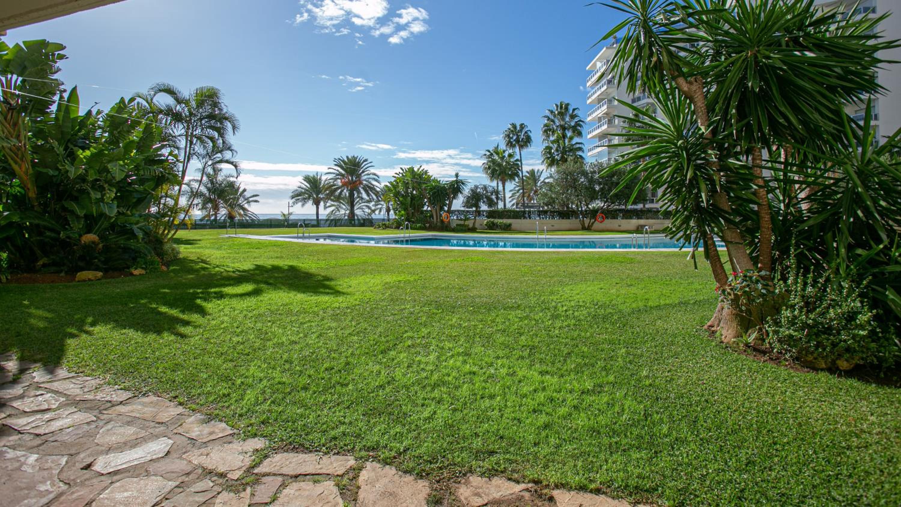 Front sea view apartment on Marbella's beach promenade