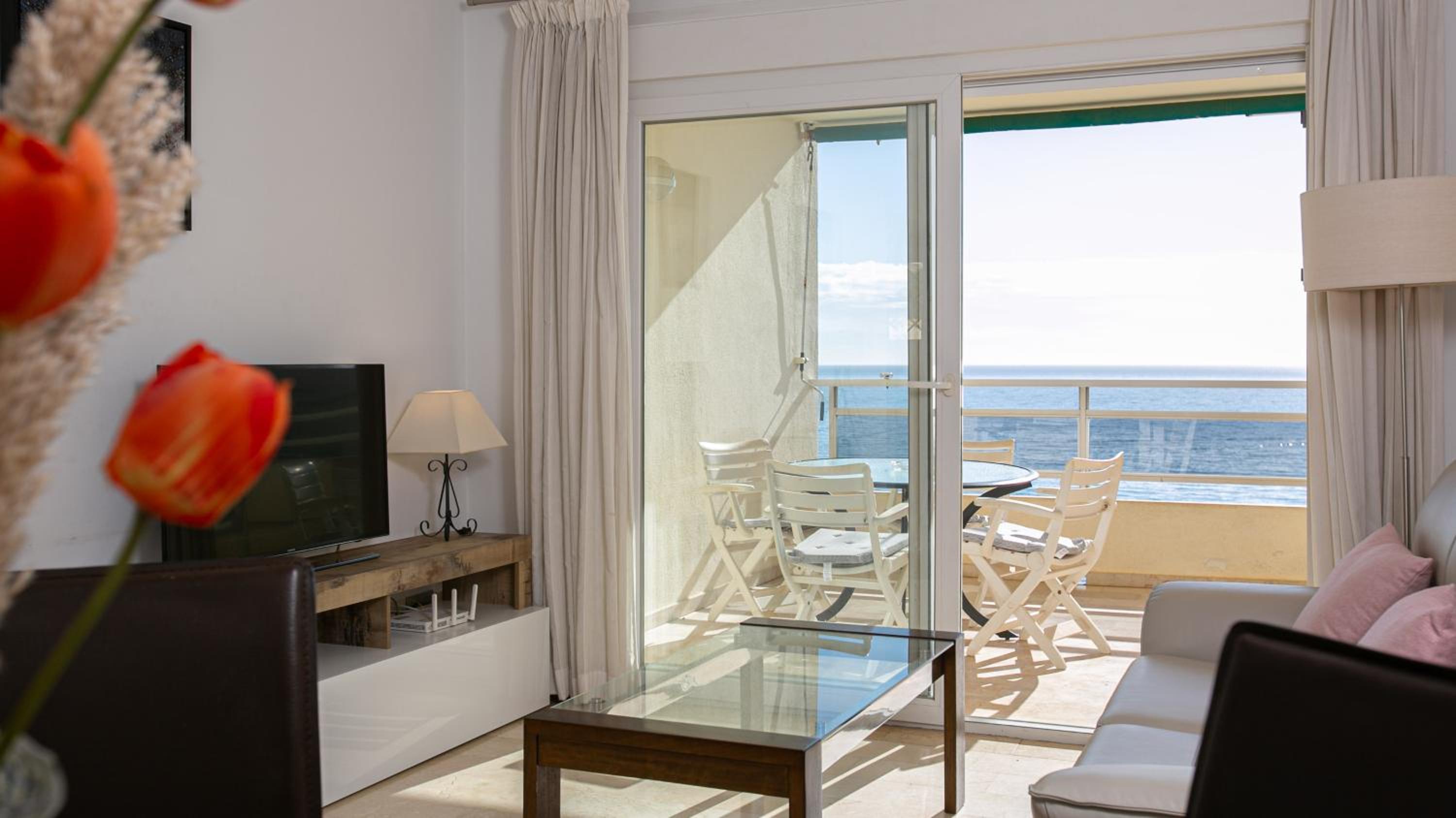 Front sea view apartment on Marbella's beach promenade
