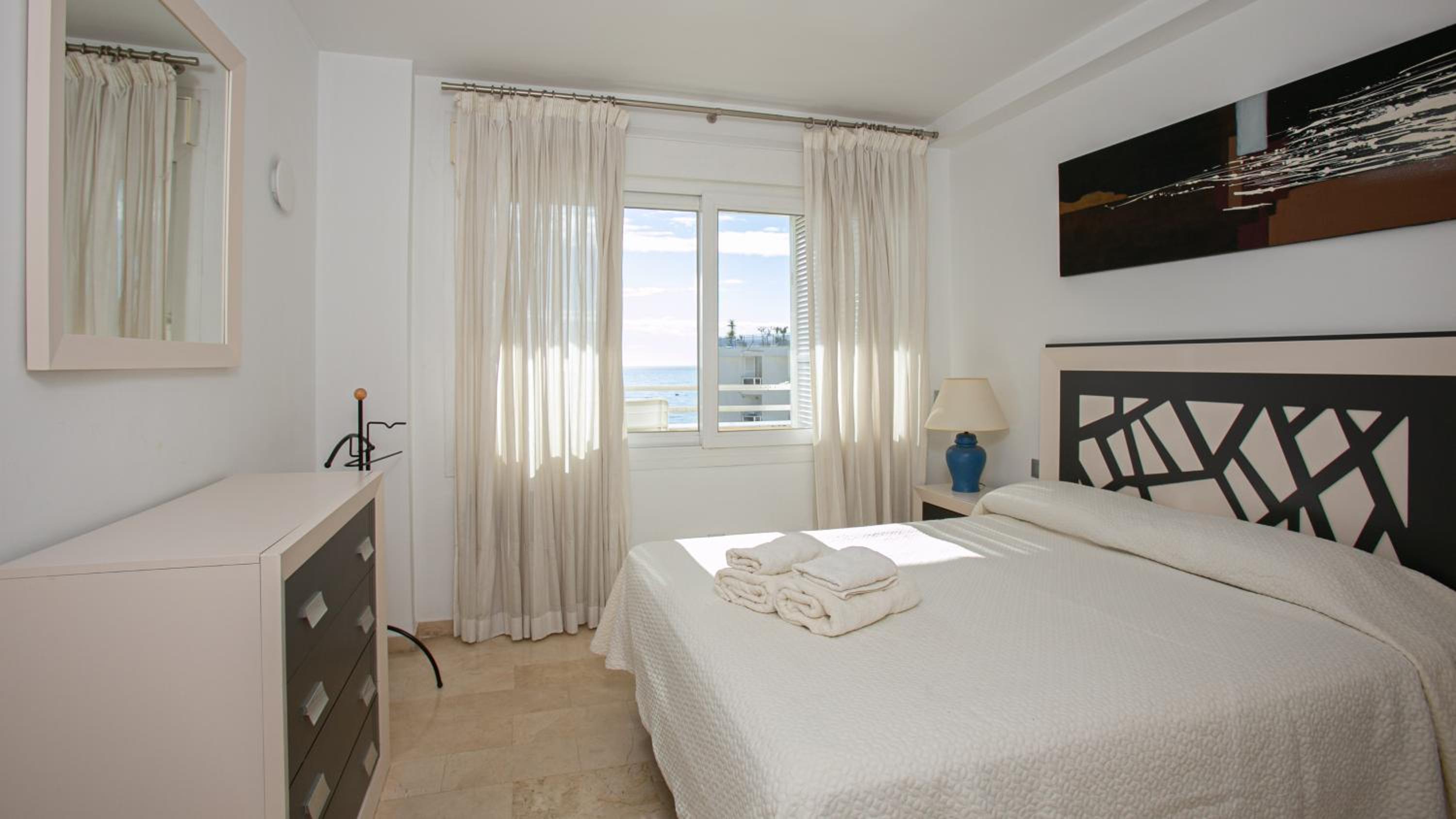 Front sea view apartment on Marbella's beach promenade