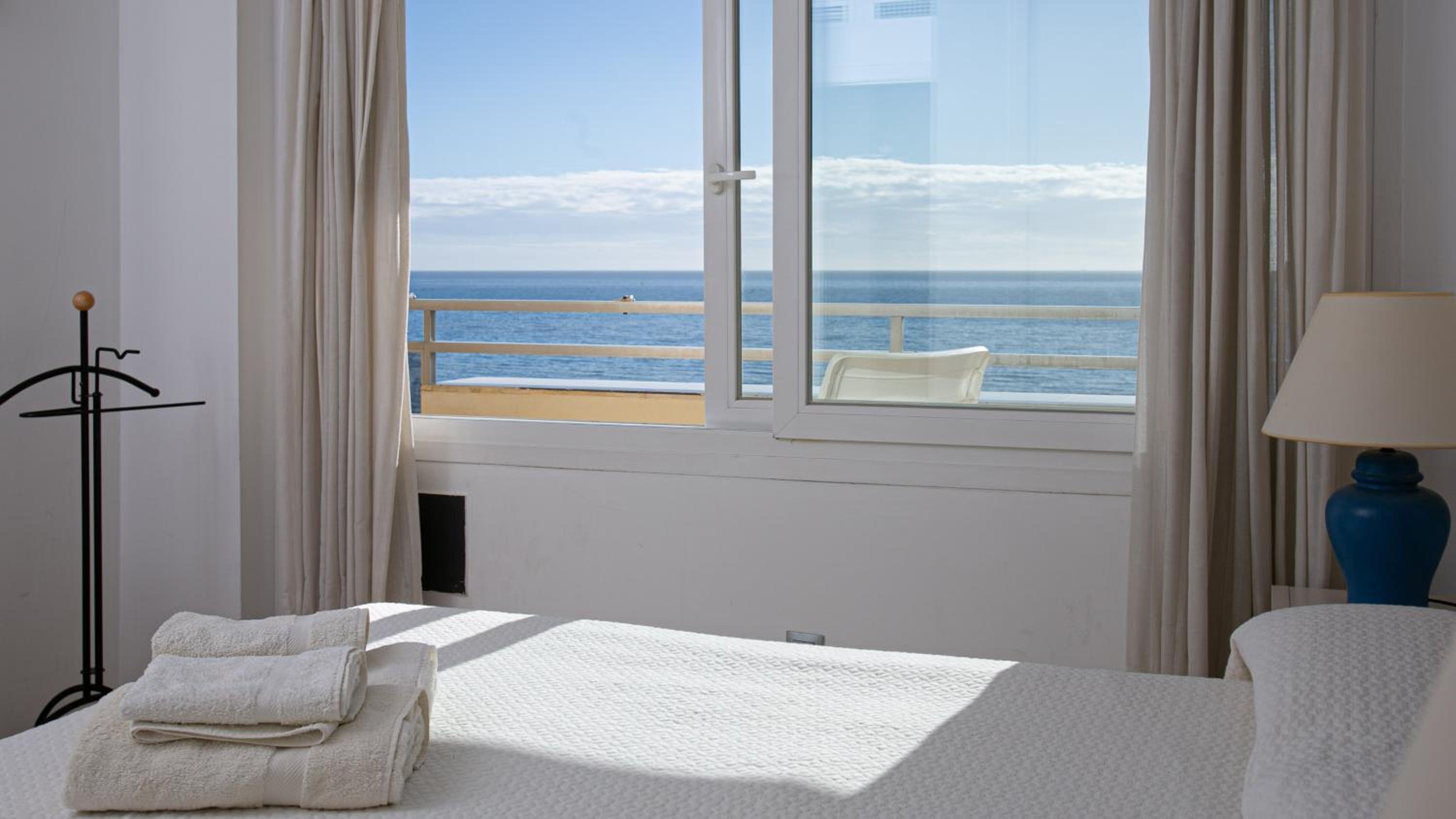 Front sea view apartment on Marbella's beach promenade
