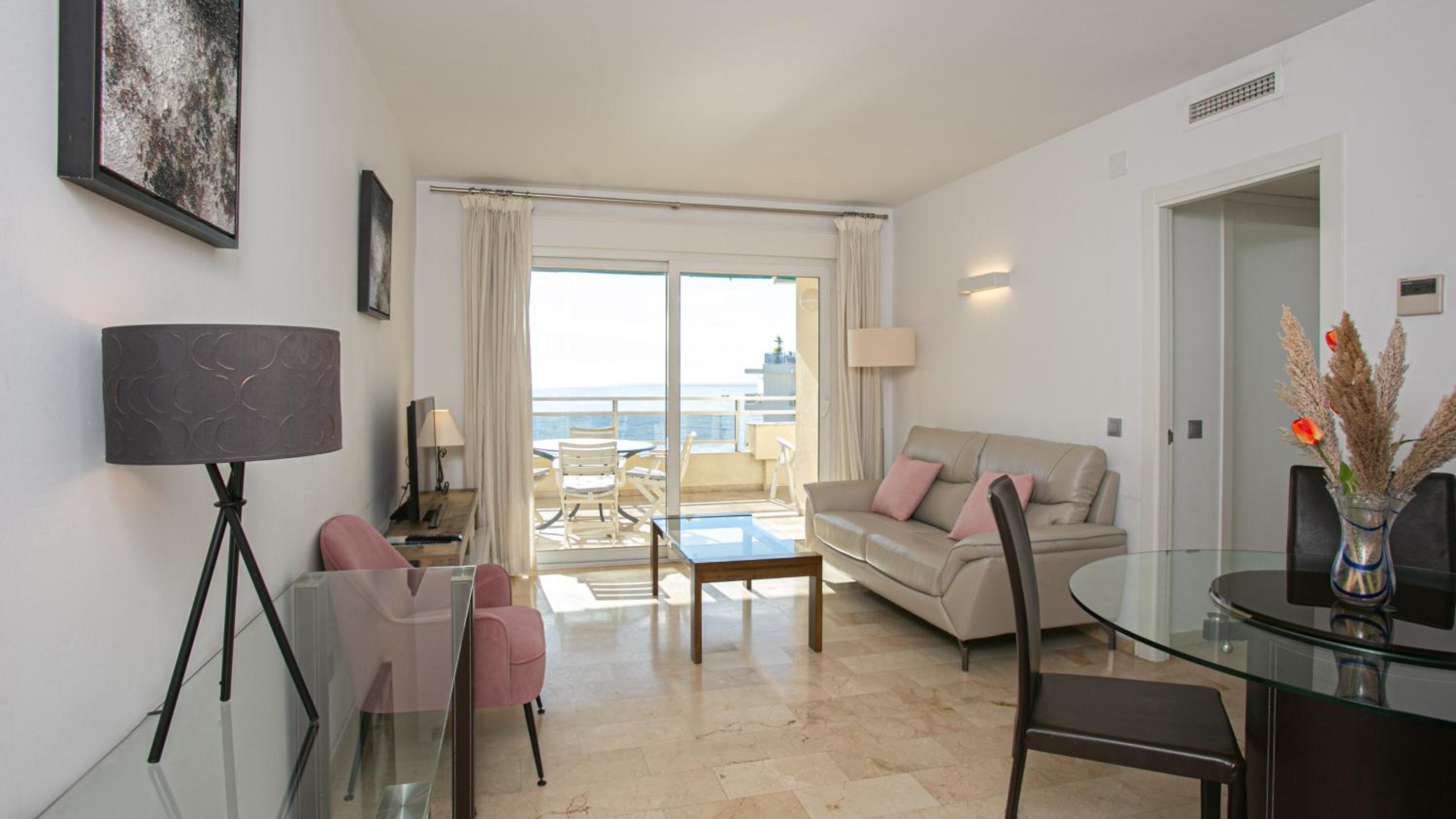 Front sea view apartment on Marbella's beach promenade