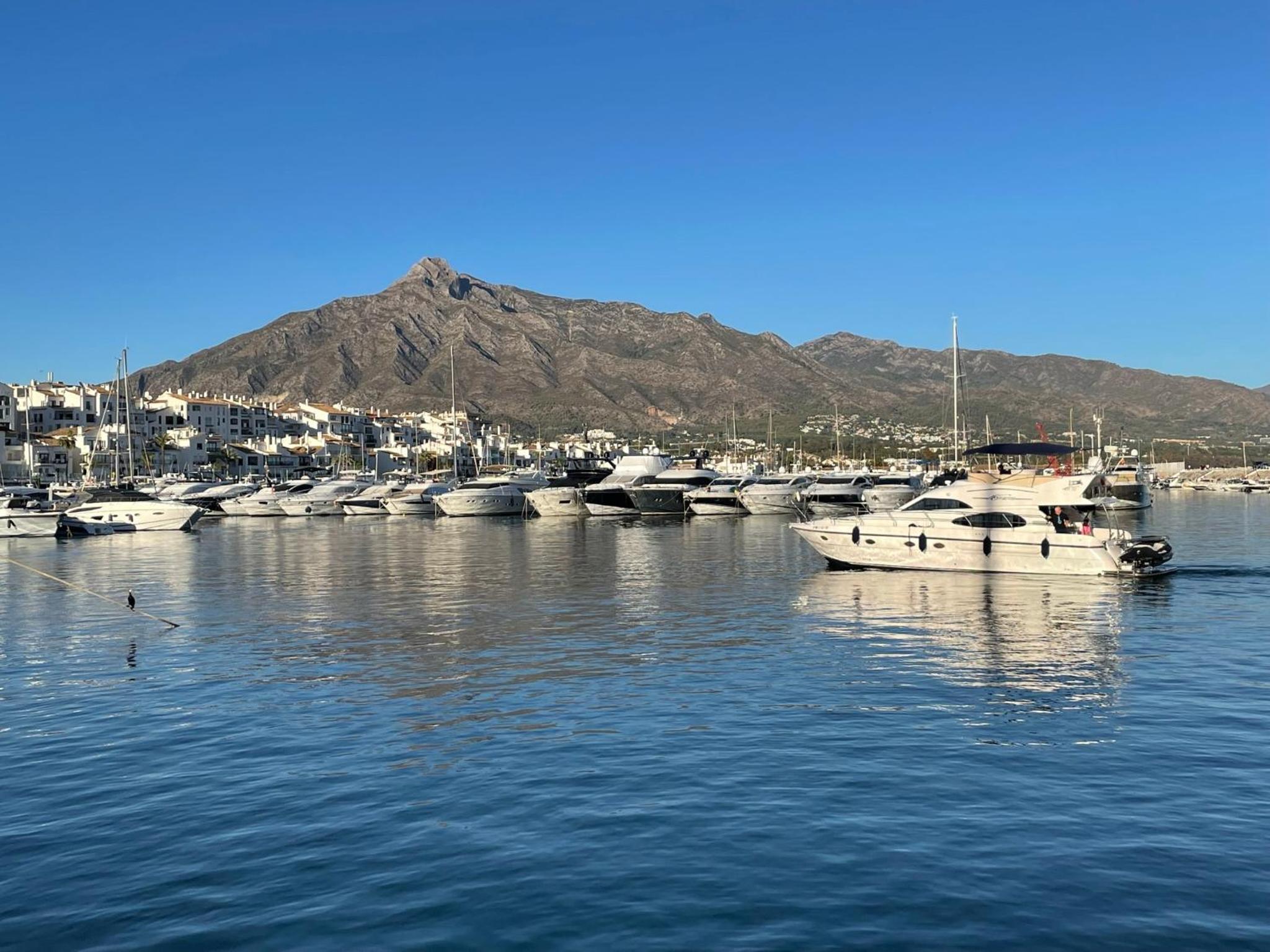 Front sea view apartment on Marbella's beach promenade