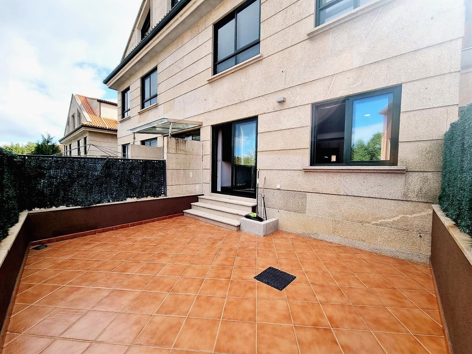 Apartamento con terraza y piscina
