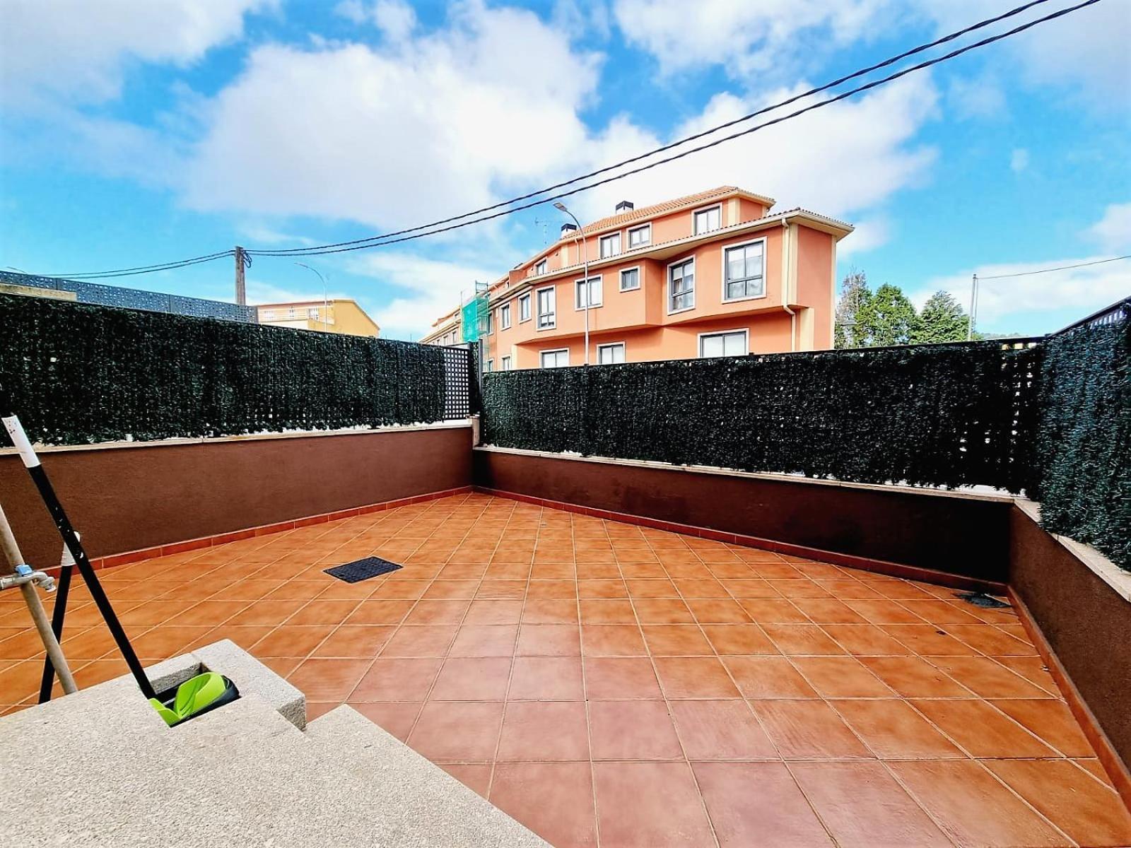 Apartamento con terraza y piscina