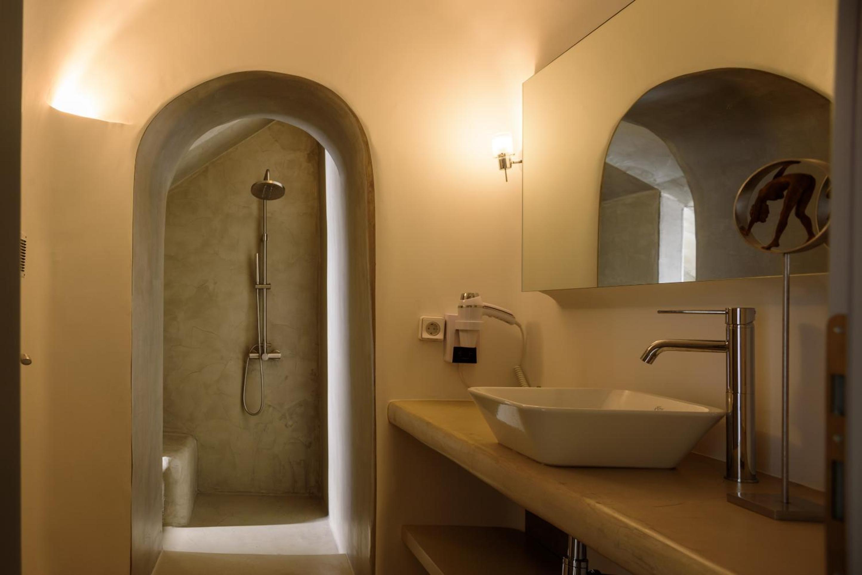 Oia Treasures Art Suites