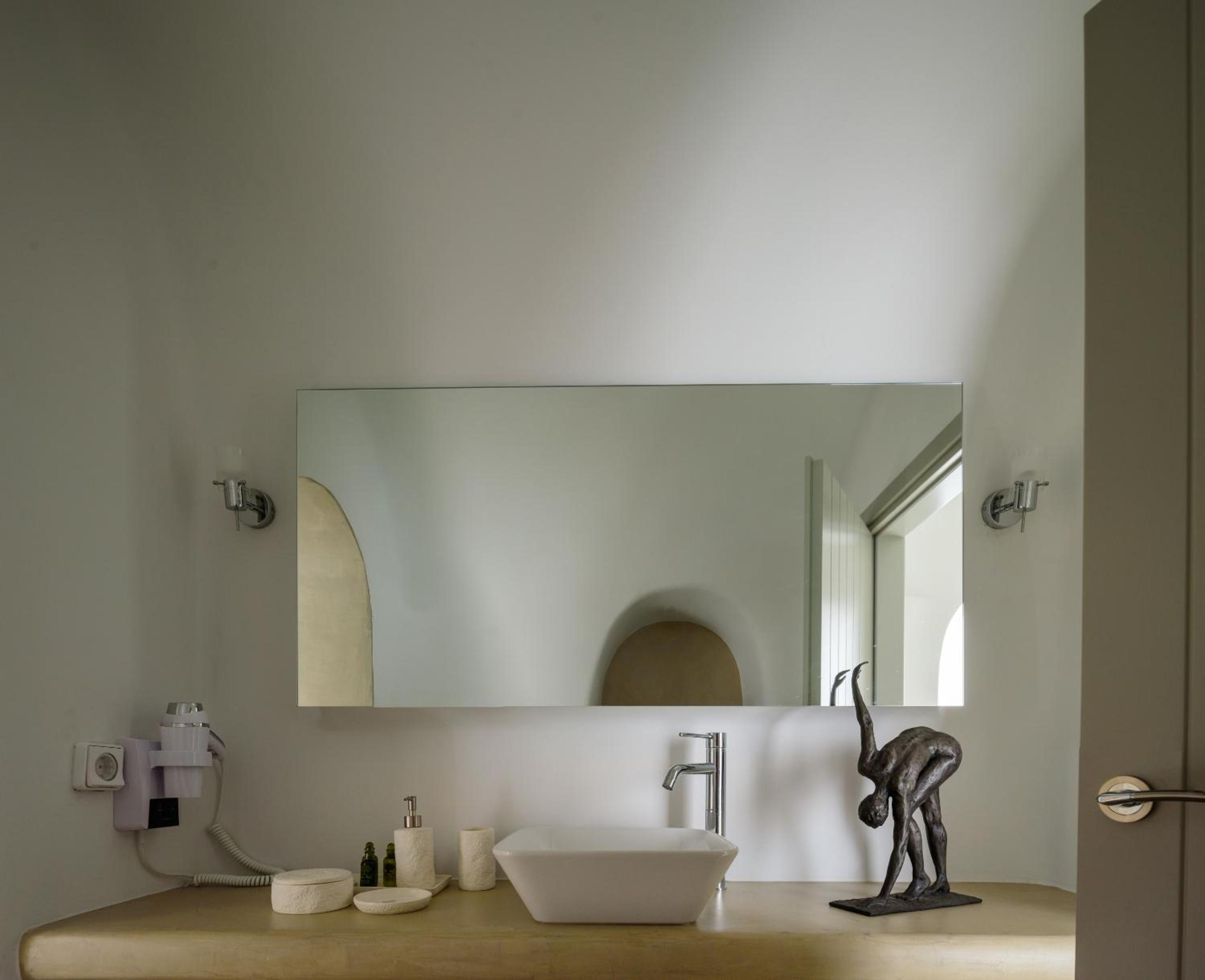 Oia Treasures Art Suites