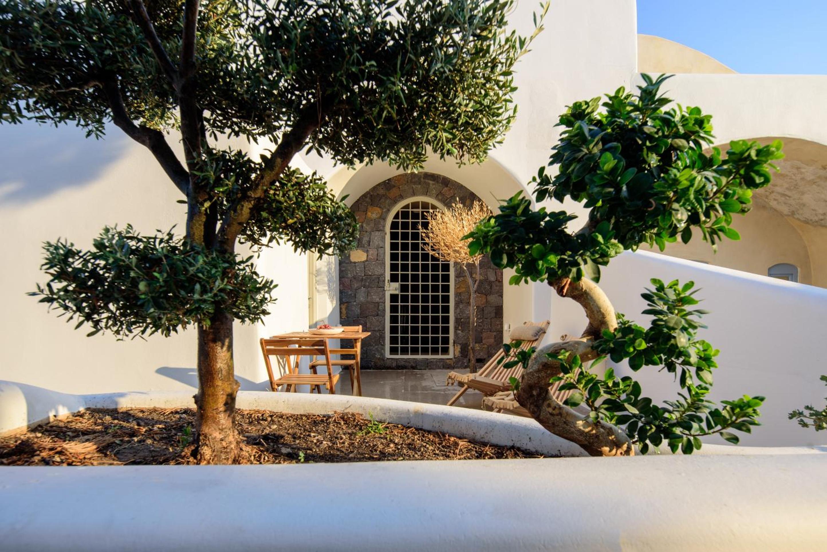 Oia Treasures Art Suites